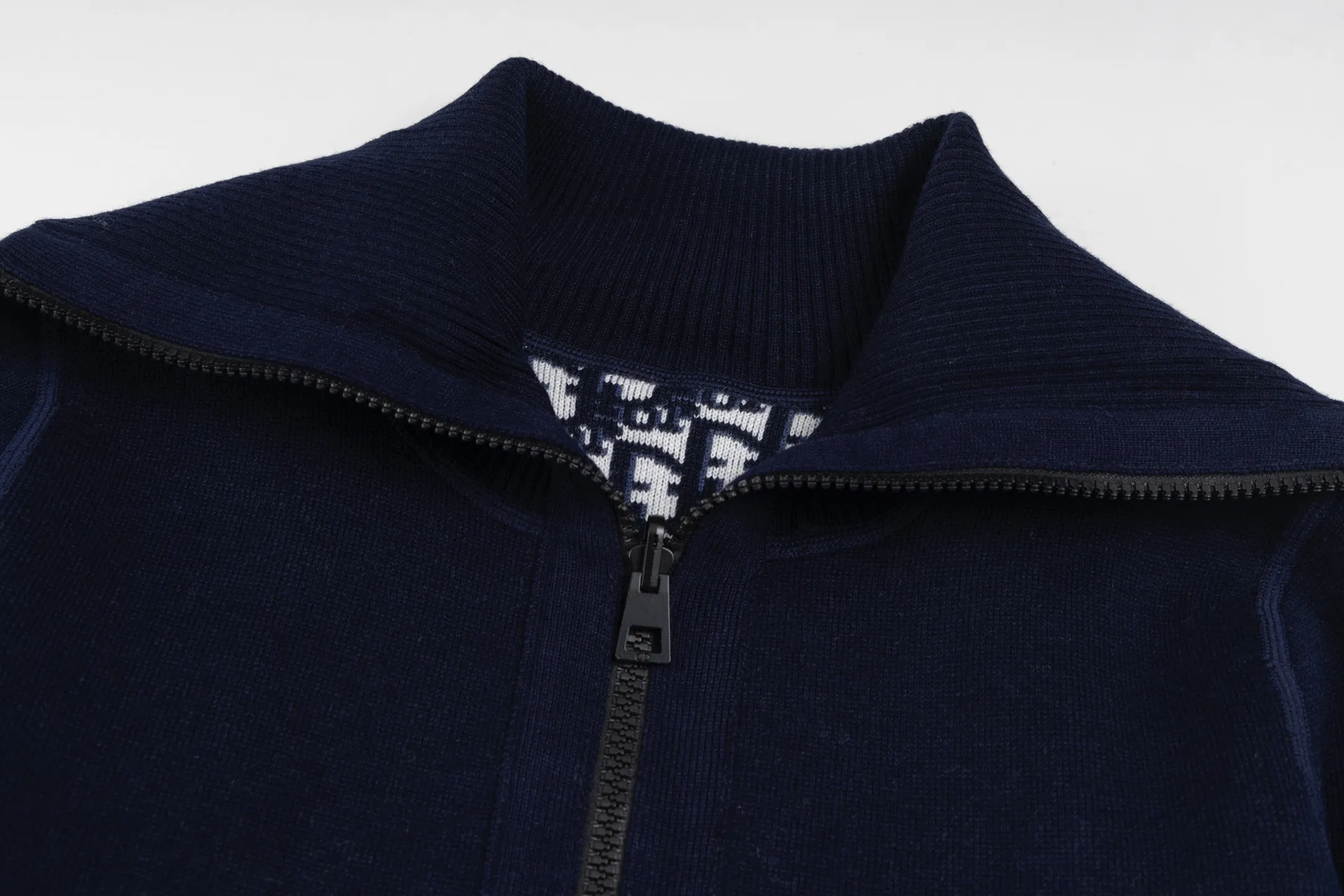 CD 25FW （Navy Blue ） 32,000 ， ，DIOR Classic ， ： Gray ， Oblique 。 ， 。 、 ， 。 。 ， 。 Series Oblique ， ， DIOR 。 Size:S/M/L