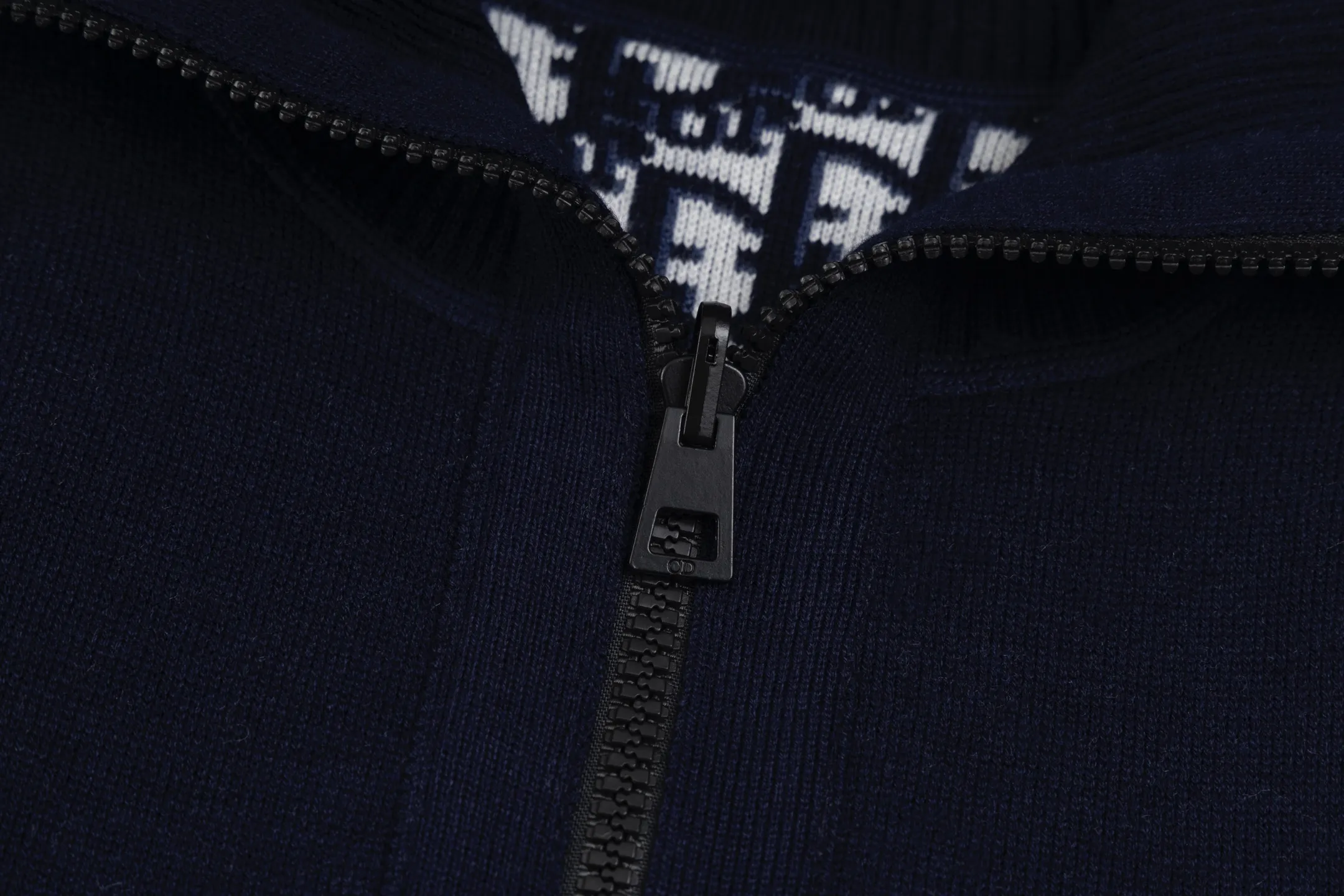 CD 25FW （Navy Blue ） 32,000 ， ，DIOR Classic ， ： Gray ， Oblique 。 ， 。 、 ， 。 。 ， 。 Series Oblique ， ， DIOR 。 Size:S/M/L
