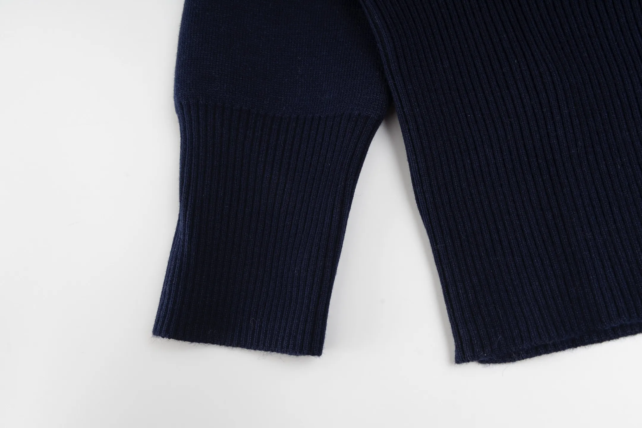 CD 25FW （Navy Blue ） 32,000 ， ，DIOR Classic ， ： Gray ， Oblique 。 ， 。 、 ， 。 。 ， 。 Series Oblique ， ， DIOR 。 Size:S/M/L