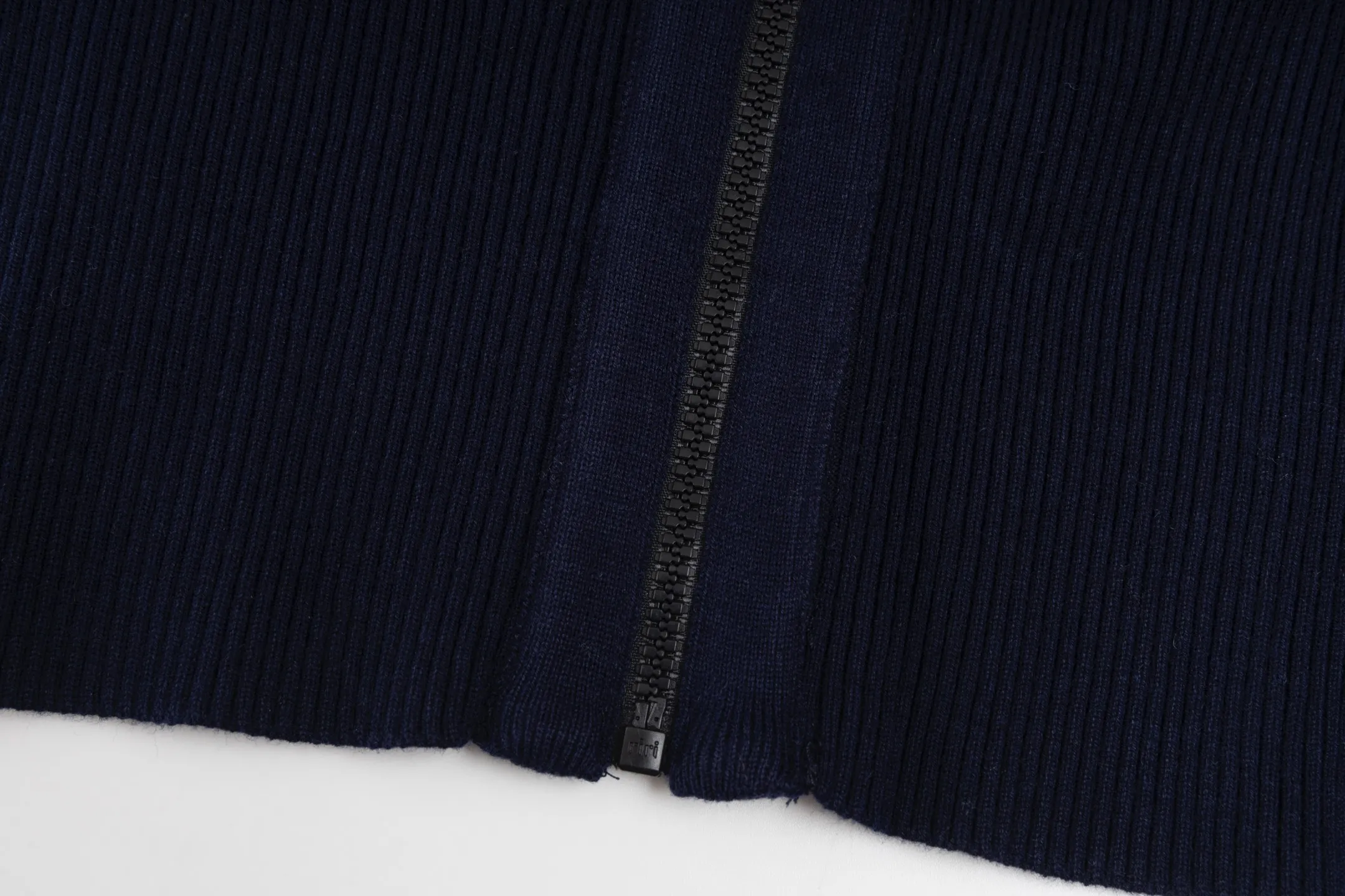 CD 25FW （Navy Blue ） 32,000 ， ，DIOR Classic ， ： Gray ， Oblique 。 ， 。 、 ， 。 。 ， 。 Series Oblique ， ， DIOR 。 Size:S/M/L
