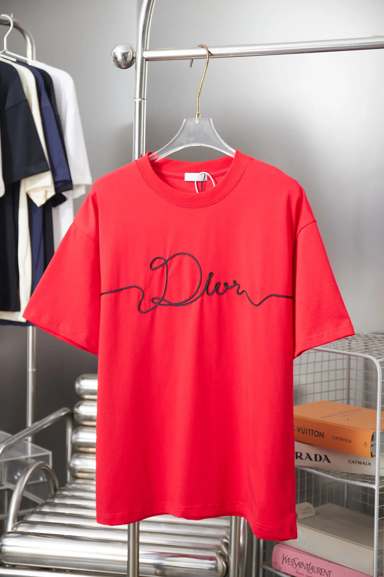 D＊or CD 26SS early spring New Arrival joint series embroidered logo icon printed short sleeves light luxury essential item for daily commuting for men and women correct version welcome to compare detailed features gram 100% pure cotton double yarn jersey fabric custom dyed in the same cylinder special thickened 32 count double ply 1X 1 thread imported Tajima machine rope embroidery embroidered letter logo double needle stitching cross-stitching Original main mark, washable tag, brand moisture-proof paper packaging Color: White/Black/Red Size: S/M/L/XL