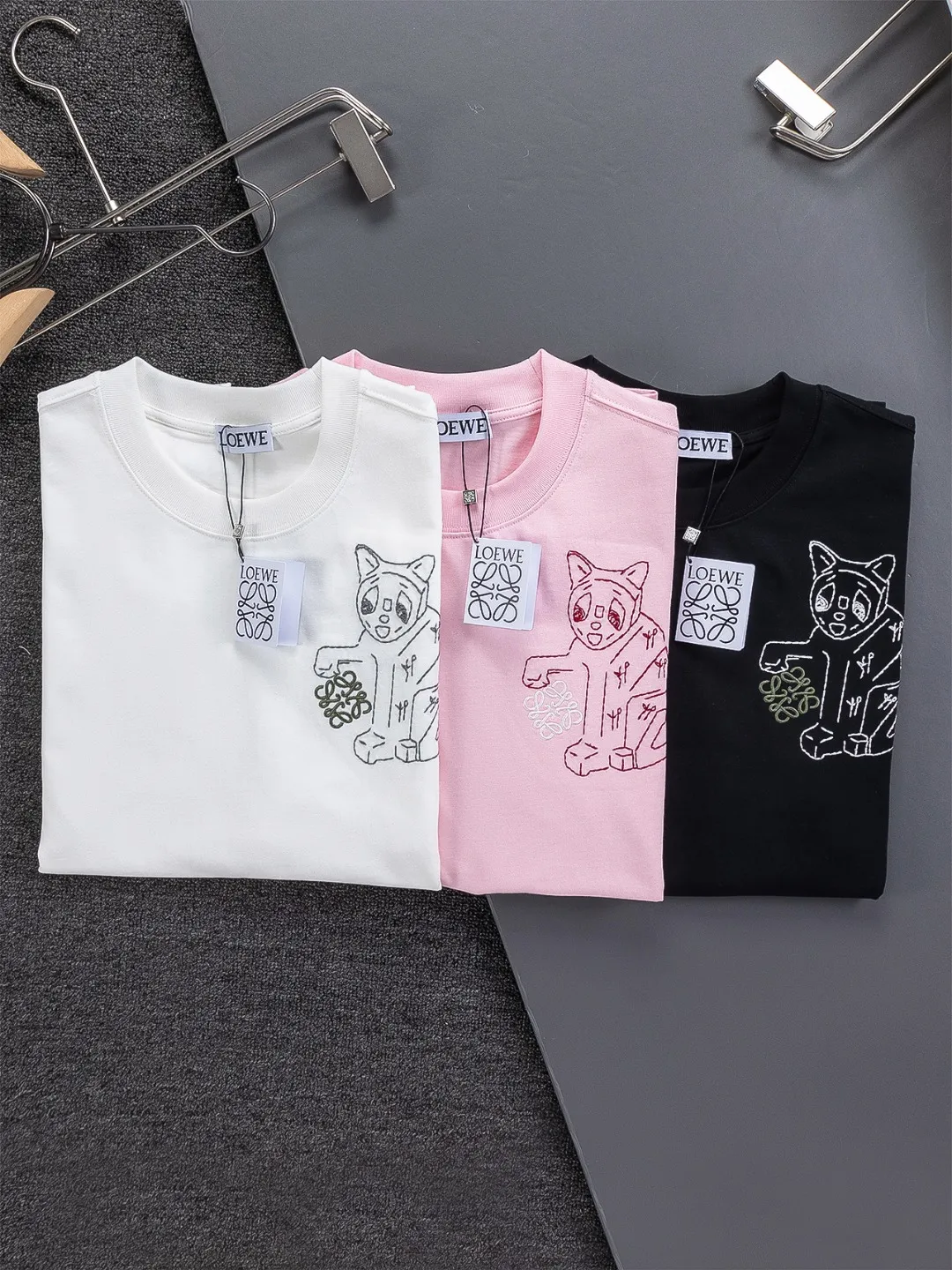 DIOR Dior dior CD S-XL Dior 26ss LOEWE X Louis Wain 🐱🪡 logo ， LOEWE Louis Wain ， ! ， ， 。 、 ， g Quality ， s ， ， ， y …… ， ， Dior ！ ， ， ， Breathable ~ ！！ Same Style！ : Black White Pink Size：S-XL ： S： 50- 56- 70 M： 52- 57- 72 L： 54- 59- 74 XL： 56- 62- 76
