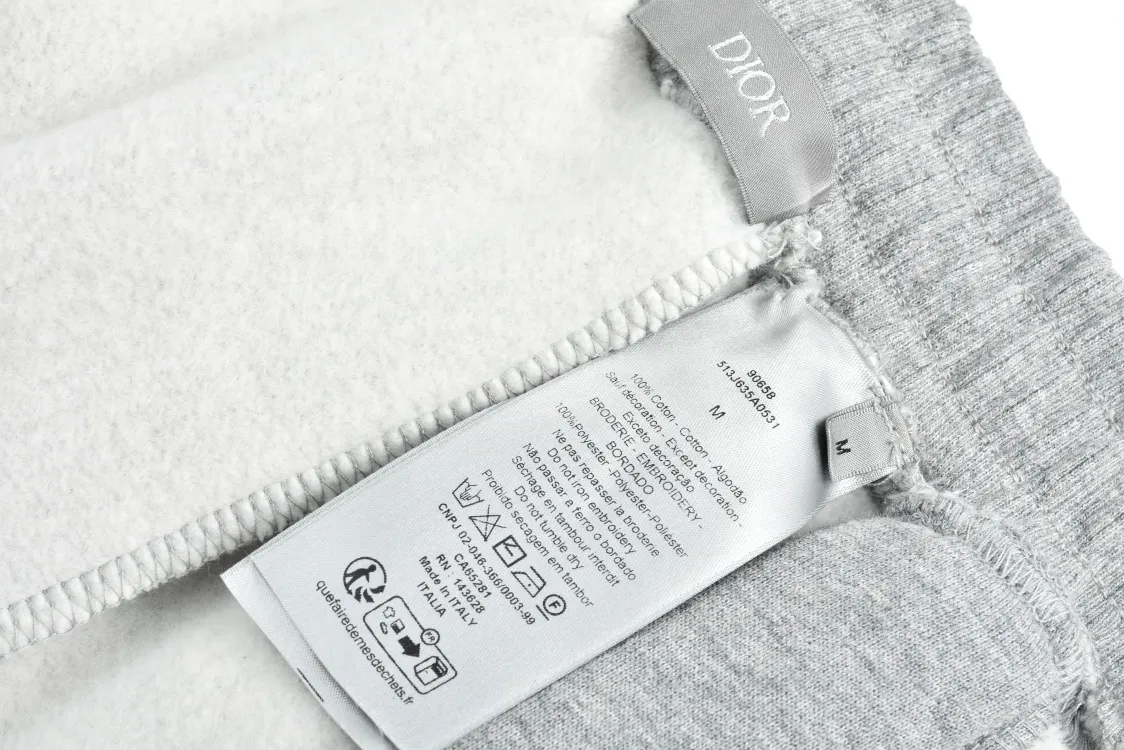 CD 24FW （Gray） 19,000 ， ， White， ， 。 CD ， ， ， 。 ， ， ， ， 。 ， Versatile。 Size:S-M-L-XL