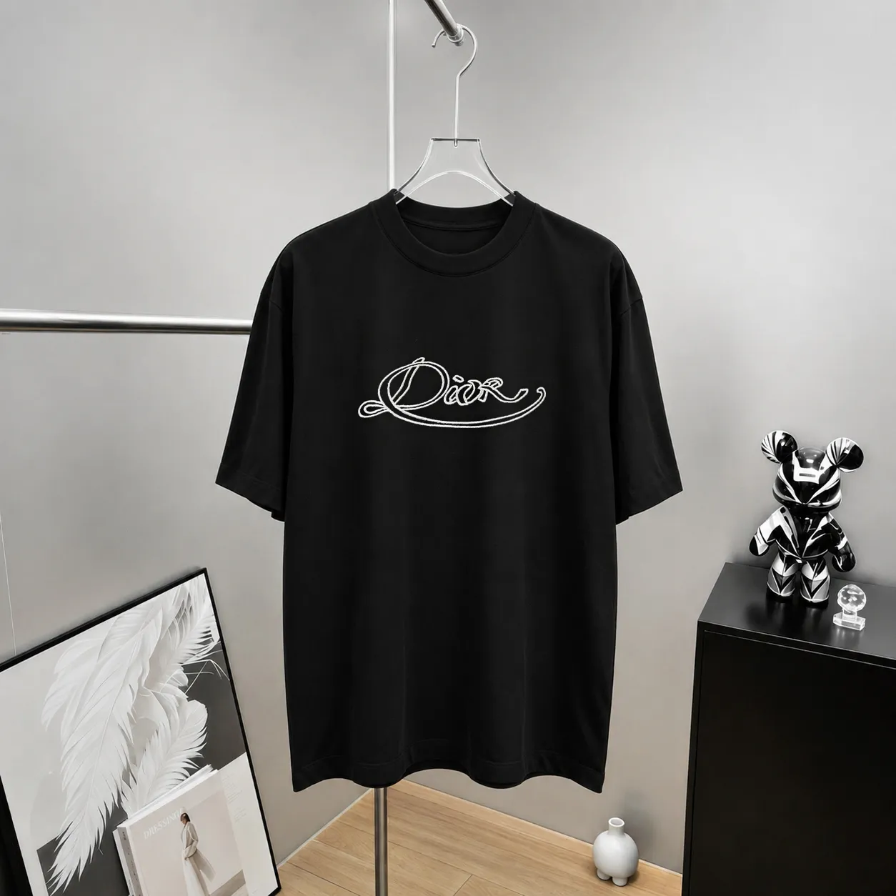 dio~ Dior letter signature embroidery, official Same Style "differentiated currency fabrics" Double yarn pure cotton, tight yarn short-sleeved tee upper body is very comfortable, Same Style half sleeves for men and women, dropped shoulders and loose fit Color: Black White Coffee Brown Size: S (90-130 pounds) M (125-150 pounds) L (135-165 pounds) XL (160-190 pounds) XXL (185 pounds)