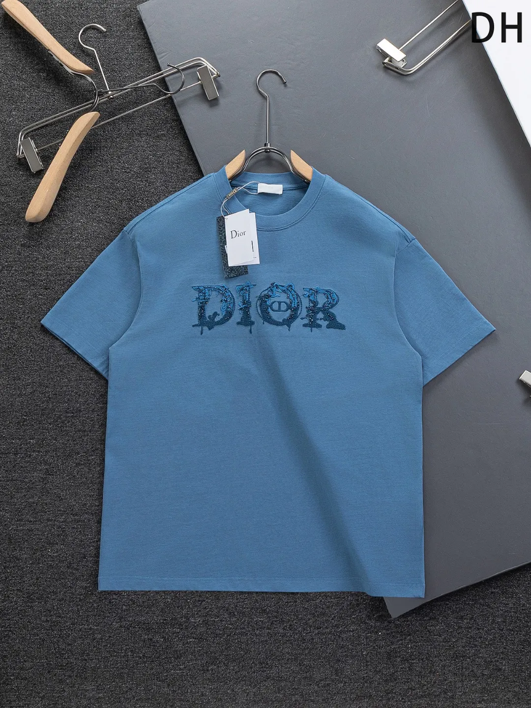 DIOR Dior dior CD S-XL Dior 26ss Classic 🪡 + logo🪡 logo Same Style t ， ， Series， Logo Classic Obliave ， s ， ， obliqve ， v ， ， y …… ， ， Dior ！ ， ， ， Breathable ~ ！！ Same Style！ : Black White Blue Purple Size：S-XL ： S： 50- 56- 70 M： 52- 57- 72 L： 54- 59- 74 XL： 56- 62- 76