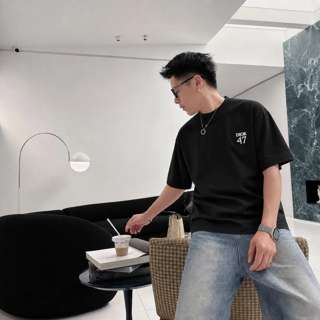 dio~ Dior letter signature embroidery, official Same Style "differentiated currency fabrics" Double yarn pure cotton, tight yarn short-sleeved tee upper body is very comfortable, Same Style half sleeves for men and women, dropped shoulders and loose fit Color: Black White Coffee Brown Size: S (90-130 pounds) M (125-150 pounds) L (135-165 pounds) XL (160-190 pounds) XXL (185 pounds)