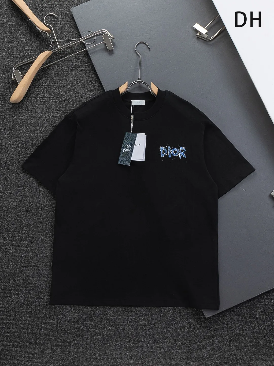 DIOR Dior dior CD S-XL Dior 26ss Classic logo+ logo Same Style t ， ， Series， Logo Classic Obliave ， s ， ， obliqve ， v ， ， y …… ， ， Dior ！ ， ， ， Breathable ~ ！！ Same Style！ : Black White Size：S-XL ： S： 50- 56- 70 M： 52- 57- 72 L： 54- 59- 74 XL： 56- 62- 76