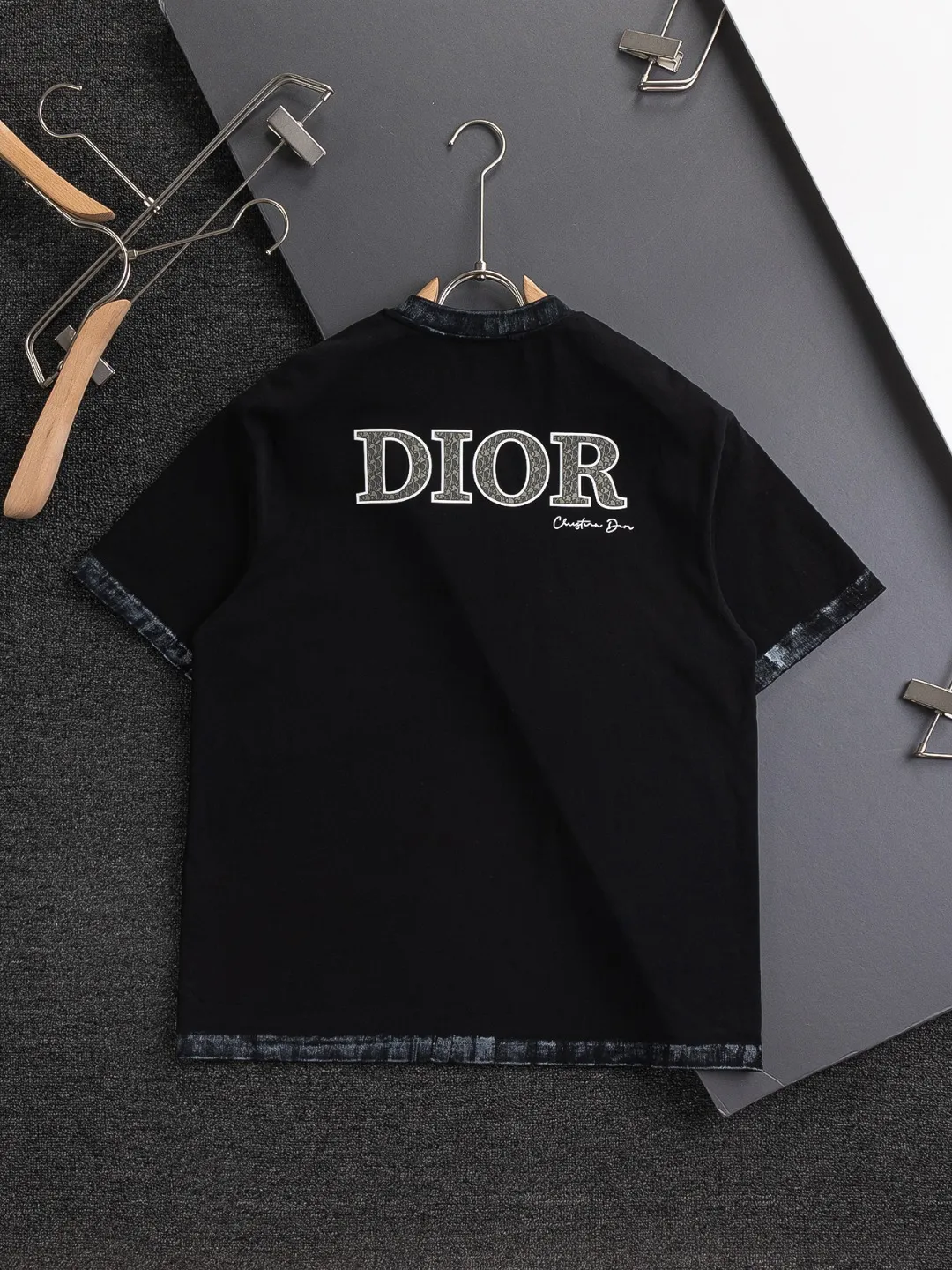 Dior dior CD S-Xl 26ss Classic Classic CD logo🪡 ， logo Same Style t ， ， Series， Logo Classic Obliave ， s ， ， obliqve ， v ， ， y …… ， ， Dior ！ ， ， ， Breathable ~ ！！ Same Style！ :Black White Size：S-XL ： S： 55- 56- 71.5 M： 56.5- 58- 73 L： 58- 60- 74.5 XL: 59.5- 62- 76