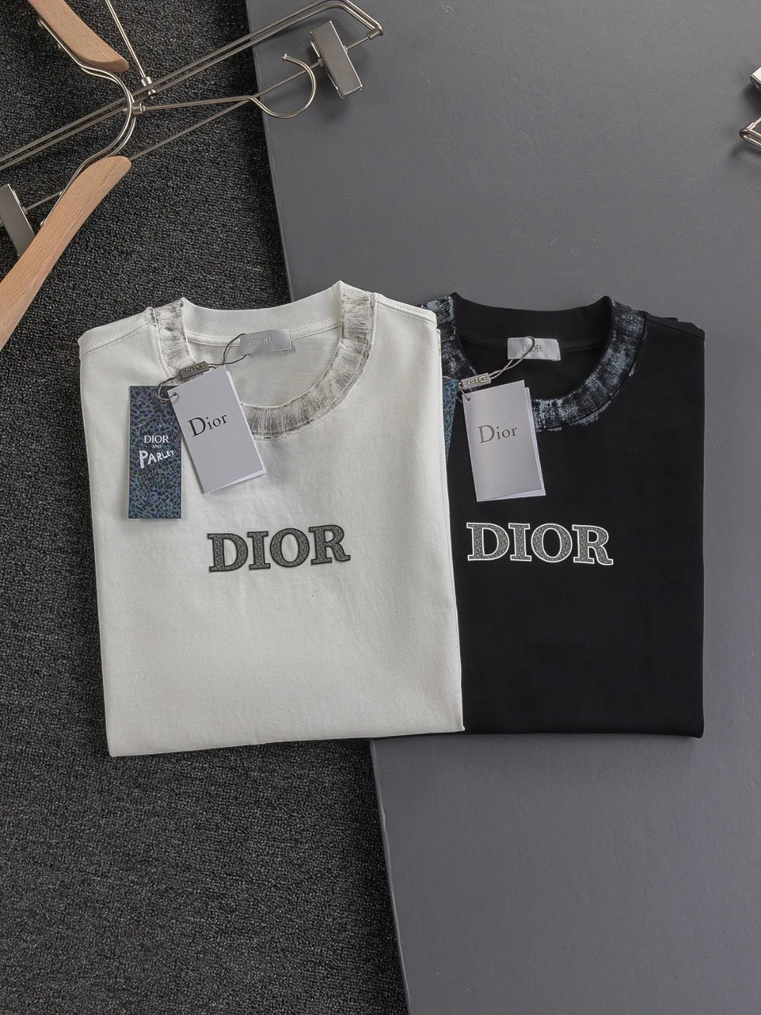 Dior dior CD S-Xl 26ss Classic Classic CD logo🪡 ， logo Same Style t ， ， Series， Logo Classic Obliave ， s ， ， obliqve ， v ， ， y …… ， ， Dior ！ ， ， ， Breathable ~ ！！ Same Style！ :Black White Size：S-XL ： S： 55- 56- 71.5 M： 56.5- 58- 73 L： 58- 60- 74.5 XL: 59.5- 62- 76