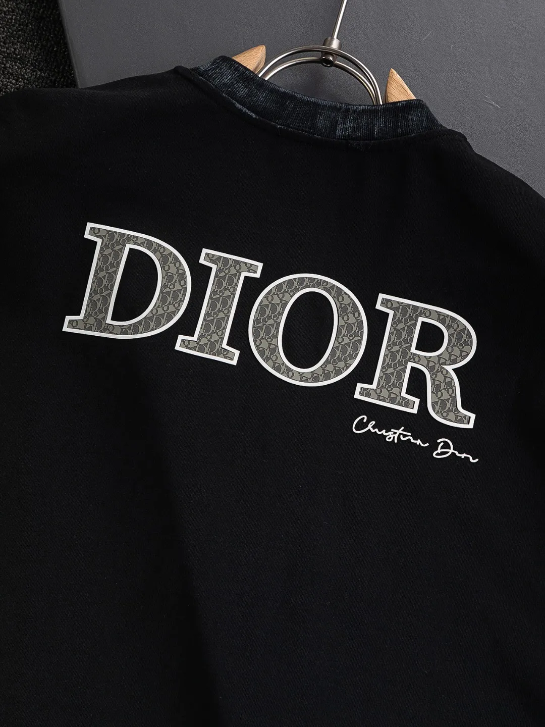 Dior dior CD S-Xl 26ss Classic Classic CD logo🪡 ， logo Same Style t ， ， Series， Logo Classic Obliave ， s ， ， obliqve ， v ， ， y …… ， ， Dior ！ ， ， ， Breathable ~ ！！ Same Style！ :Black White Size：S-XL ： S： 55- 56- 71.5 M： 56.5- 58- 73 L： 58- 60- 74.5 XL: 59.5- 62- 76