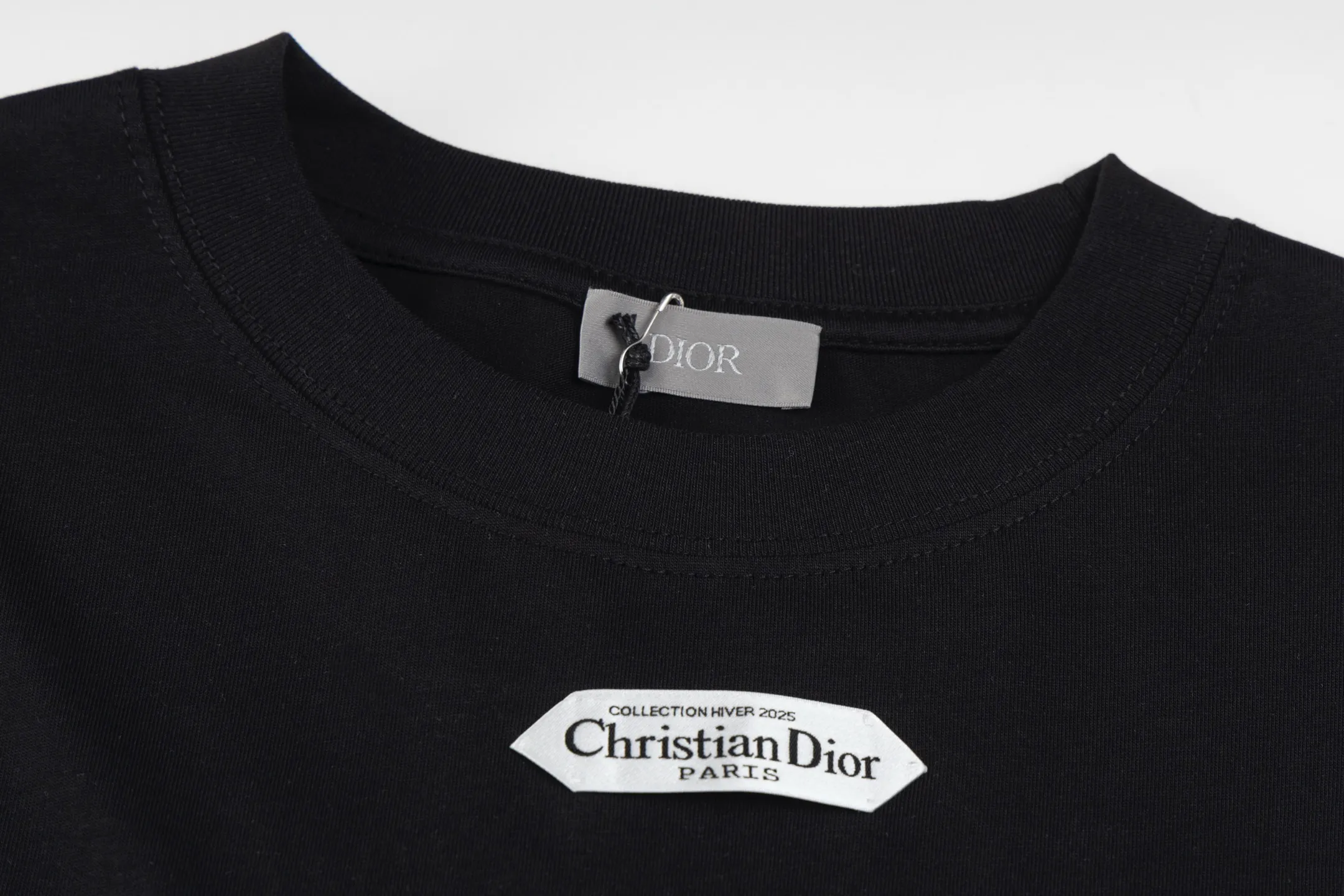 【 】 CD 25FW （Black） 24S 185g ， 32S g 。 T Series ， CD Paris ， 。 Black ， ， ， 。 24 ， ， Quality 。 ， 、Breathable 、 、 ； 、 、 。 ， ；Black White ， 。 ， 。 Size:XS/S/M/L