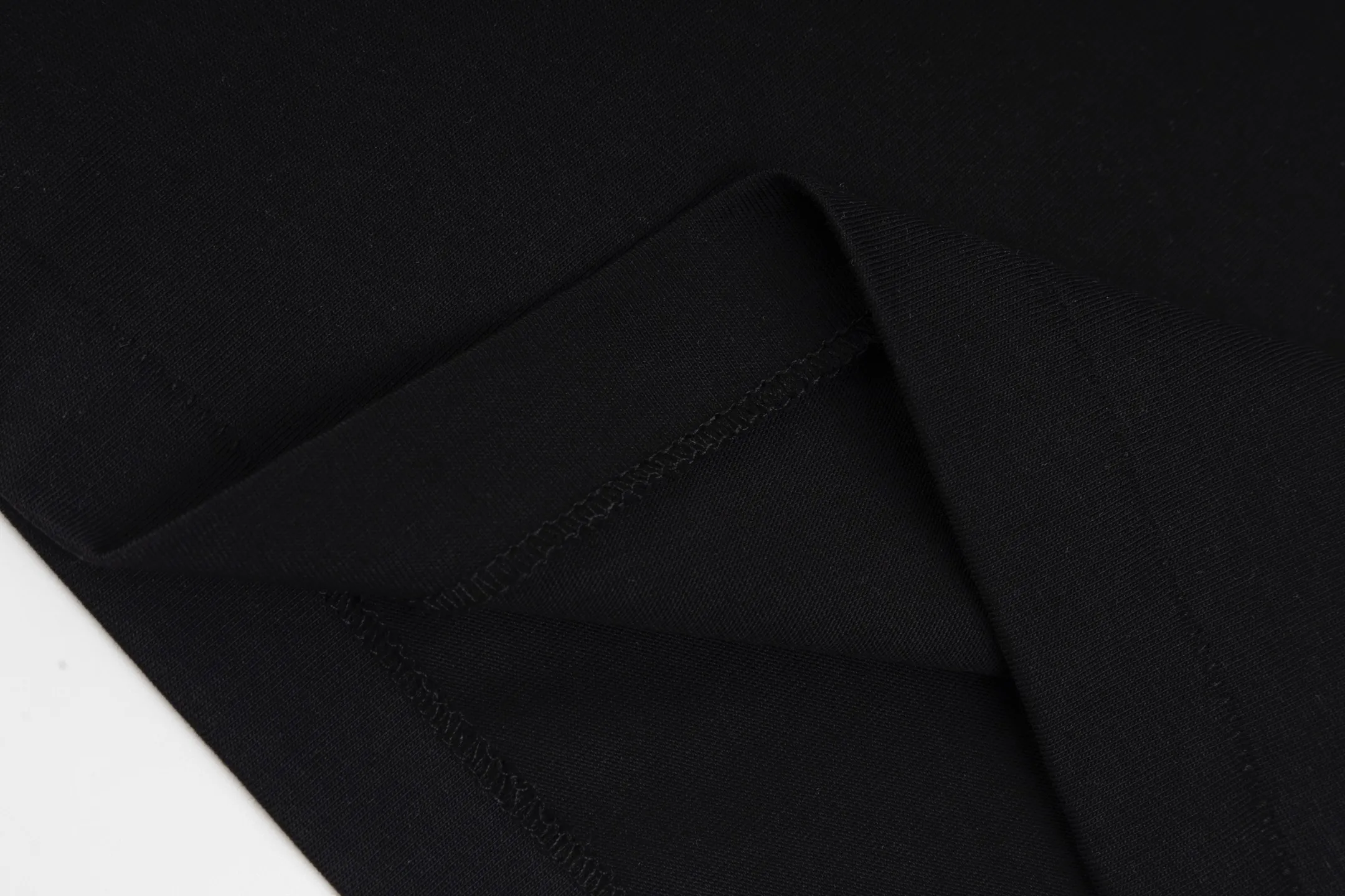 【 】 CD 25FW （Black） 24S 185g ， 32S g 。 T Series ， CD Paris ， 。 Black ， ， ， 。 24 ， ， Quality 。 ， 、Breathable 、 、 ； 、 、 。 ， ；Black White ， 。 ， 。 Size:XS/S/M/L