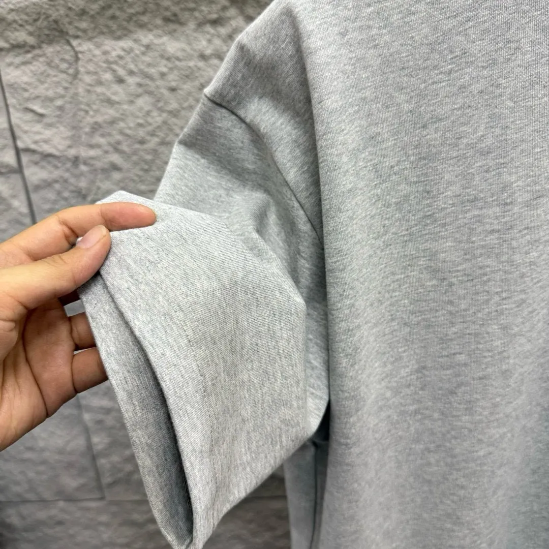 Dio * 2025 New Arrival Classic T Same Style ：Black White Gray Size： S （90-130 ） M （120-150 ） L （140-165 ） XL （160-180 ） XXL （180 ）
