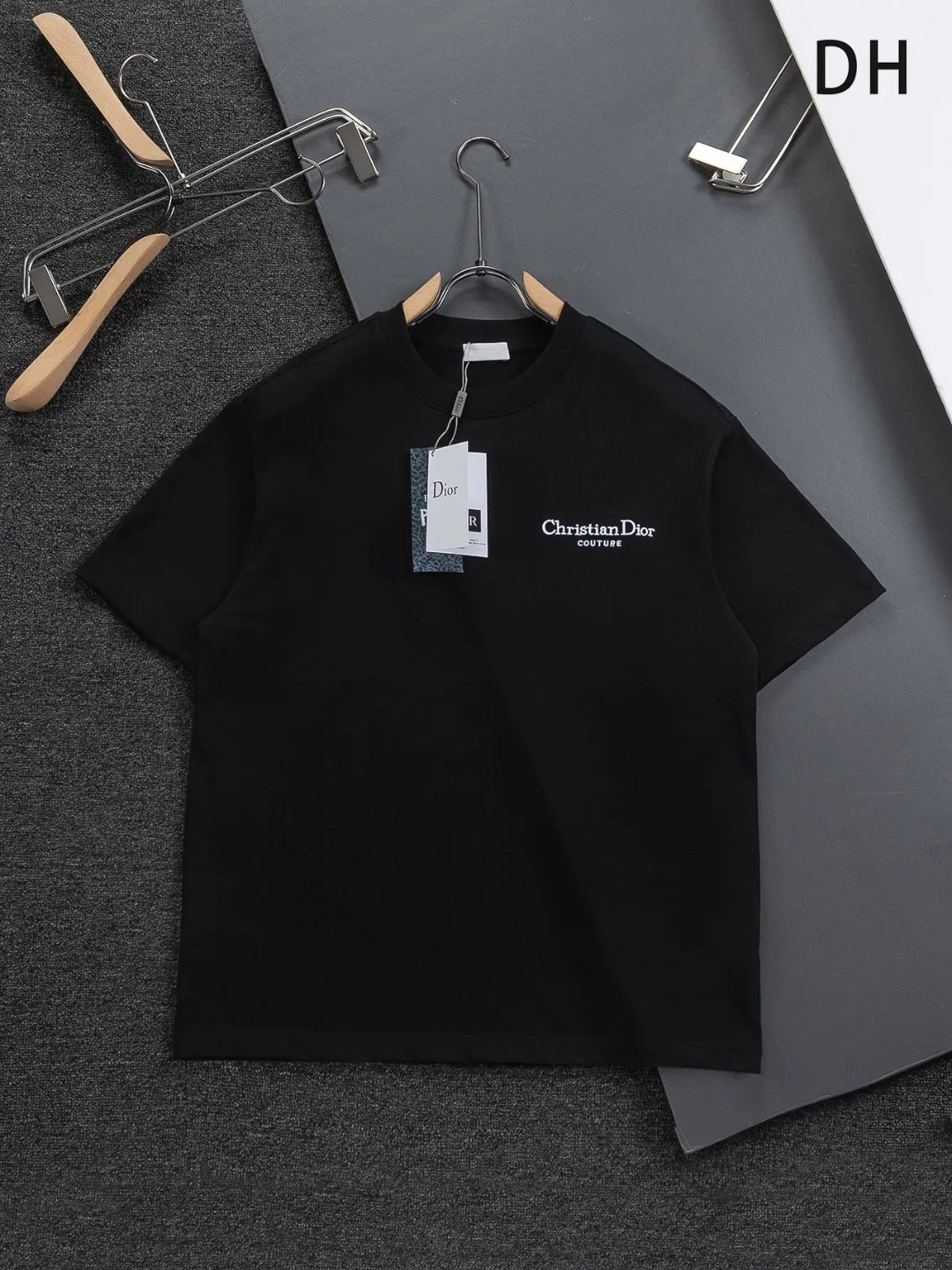 DIOR Dior dior CD S-XL Dior 26ss Classic Classic 🪡 + logo🪡 logo Same Style t ， ， Series， Logo Classic Obliave ， s ， ， obliqve ， v ， ， y …… ， ， Dior ！ ， ， ， Breathable ~ ！！ Same Style！ : Black White Size：S-XL ： S： 50- 56- 70 M： 52- 57- 72 L： 54- 59- 74 XL： 56- 62- 76
