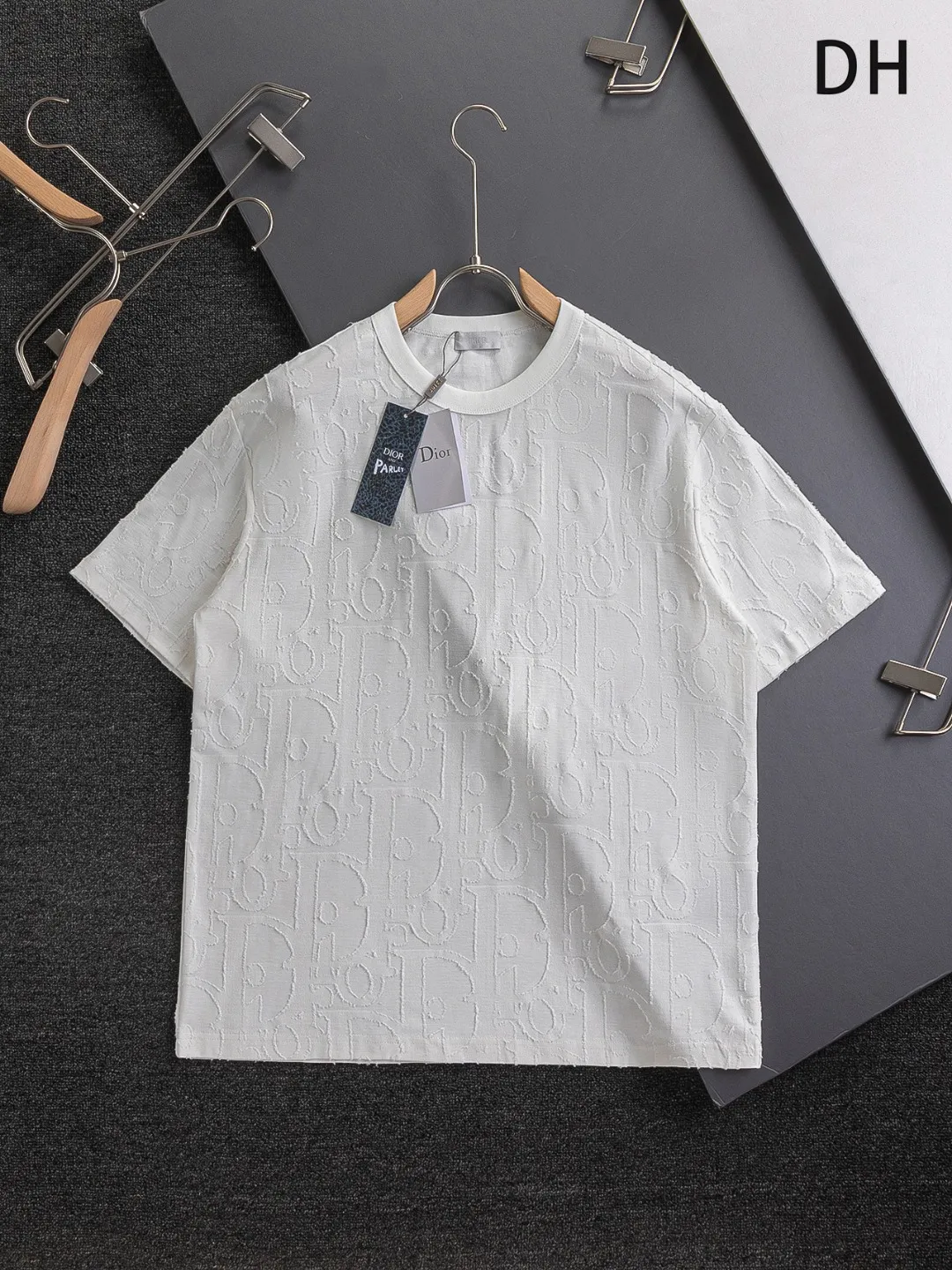 Dior CD S-Xl 25ss Classic Classic CD logo Same Style t ， ， Series， Logo Classic Obliave ， s ， ， obliqve ， v ， ， y …… ， ， Dior ！ ， ， ， Breathable ~ ！！ Same Style！ ：Black White Size：S-XL ： S： 55- 56- 71.5 M： 56.5- 58- 73 L： 58- 60- 74.5 XL: 59.5- 62- 76