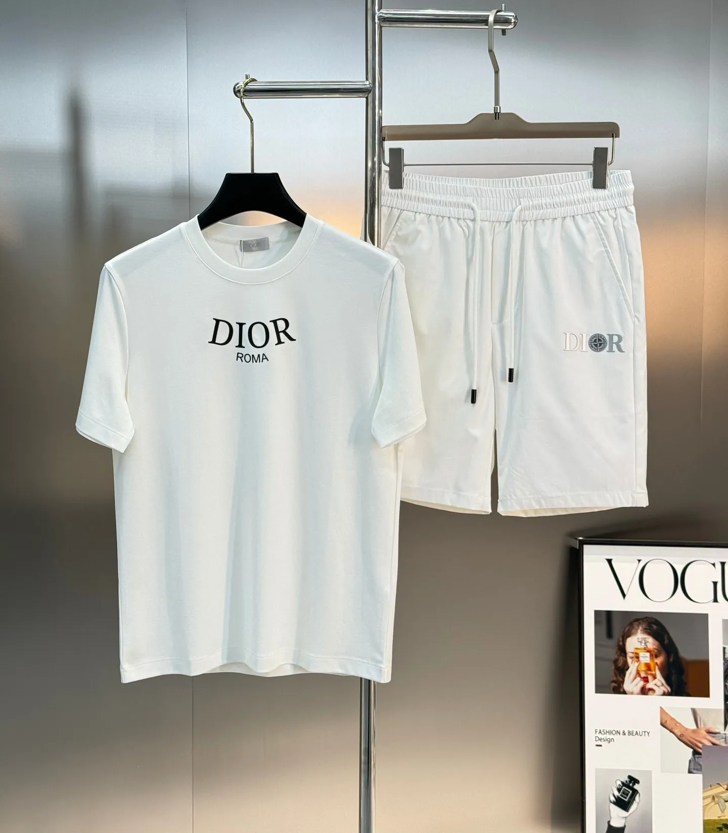 25s New Arrival ❤️ Classic logo. . g ！！！ … ， ！ ：White.Black.Sizes：s-xxl