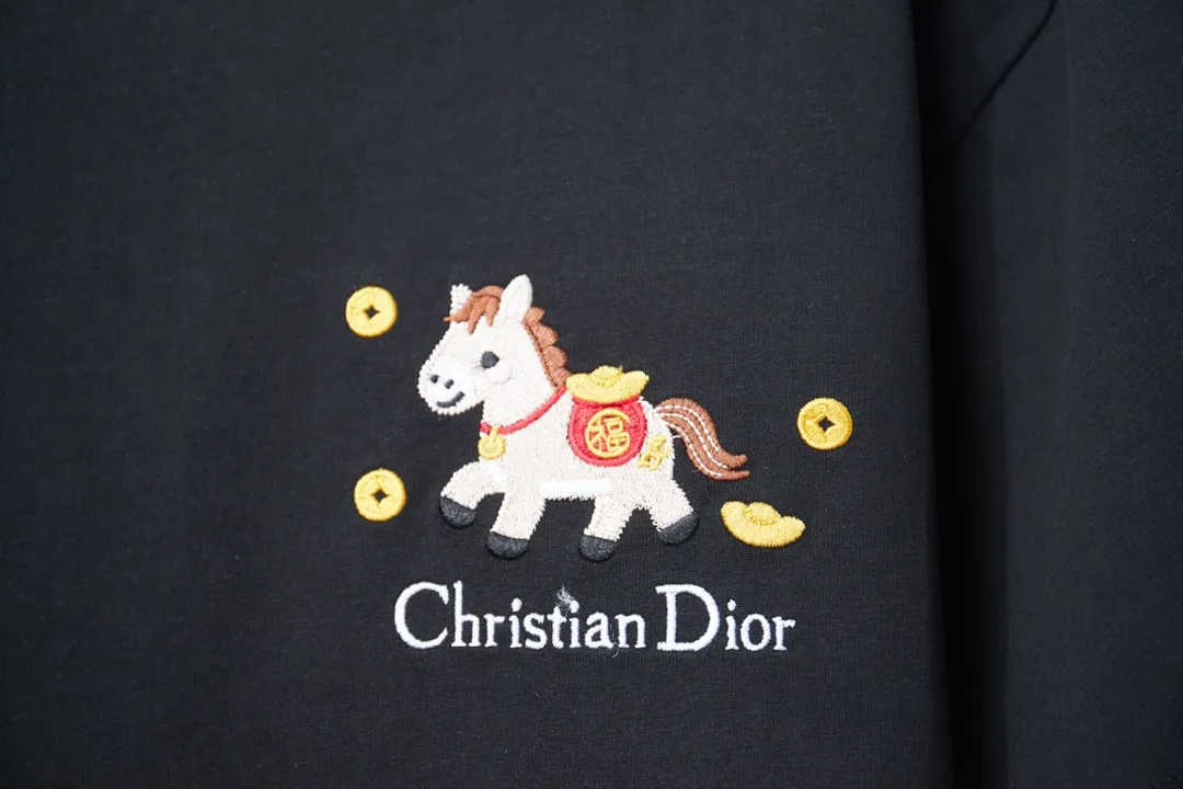 Christian Dior CD 26SS early spring limited edition for the Year of the Horse. Pony🐎logo embroidered short sleeves. Light luxury. Essential item for daily commuting for men and women. Correct version. Comparison is welcome. Detailed features: 100% pure cotton double yarn jersey fabric. Special thickened dyeing in the same vat. 32 count double ply 1 Original main mark, washed tag, brand moisture-proof paper packaging Color: White/Black Size: S/M/L/XL
