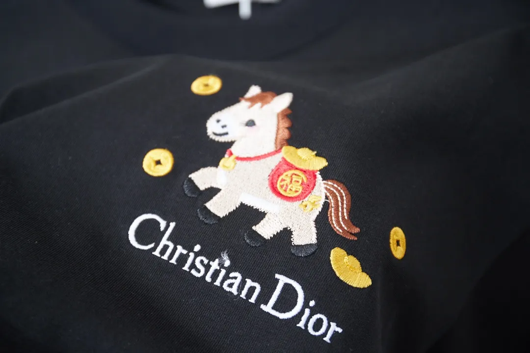 Christian Dior CD 26SS early spring limited edition for the Year of the Horse. Pony🐎logo embroidered short sleeves. Light luxury. Essential item for daily commuting for men and women. Correct version. Comparison is welcome. Detailed features: 100% pure cotton double yarn jersey fabric. Special thickened dyeing in the same vat. 32 count double ply 1 Original main mark, washed tag, brand moisture-proof paper packaging Color: White/Black Size: S/M/L/XL