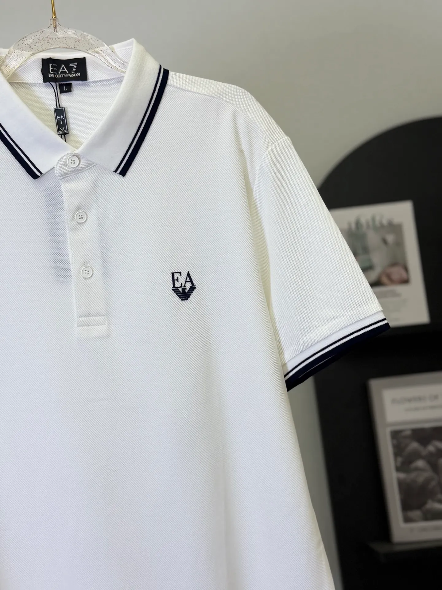 💋 EA 7 White-backed Slim Label Contrast Collar Polo Shirt Put Armani’s sports and leisure aesthetics into this refreshing white Polo. The exquisite EA embroidered logo on the chest, with contrasting stripe details on the collar and cuffs, is low-key yet energetic on a clean white background. It is a textured choice that can be used for daily commuting and leisure sports. We select high-count Breathable piqué cotton, which is draped and wrinkle-resistant. The upper body is refreshing and not sweaty. It fits a slightly loose version and is not flattering on your figure. It can easily create a neat, stylish and mature look. M-3XL