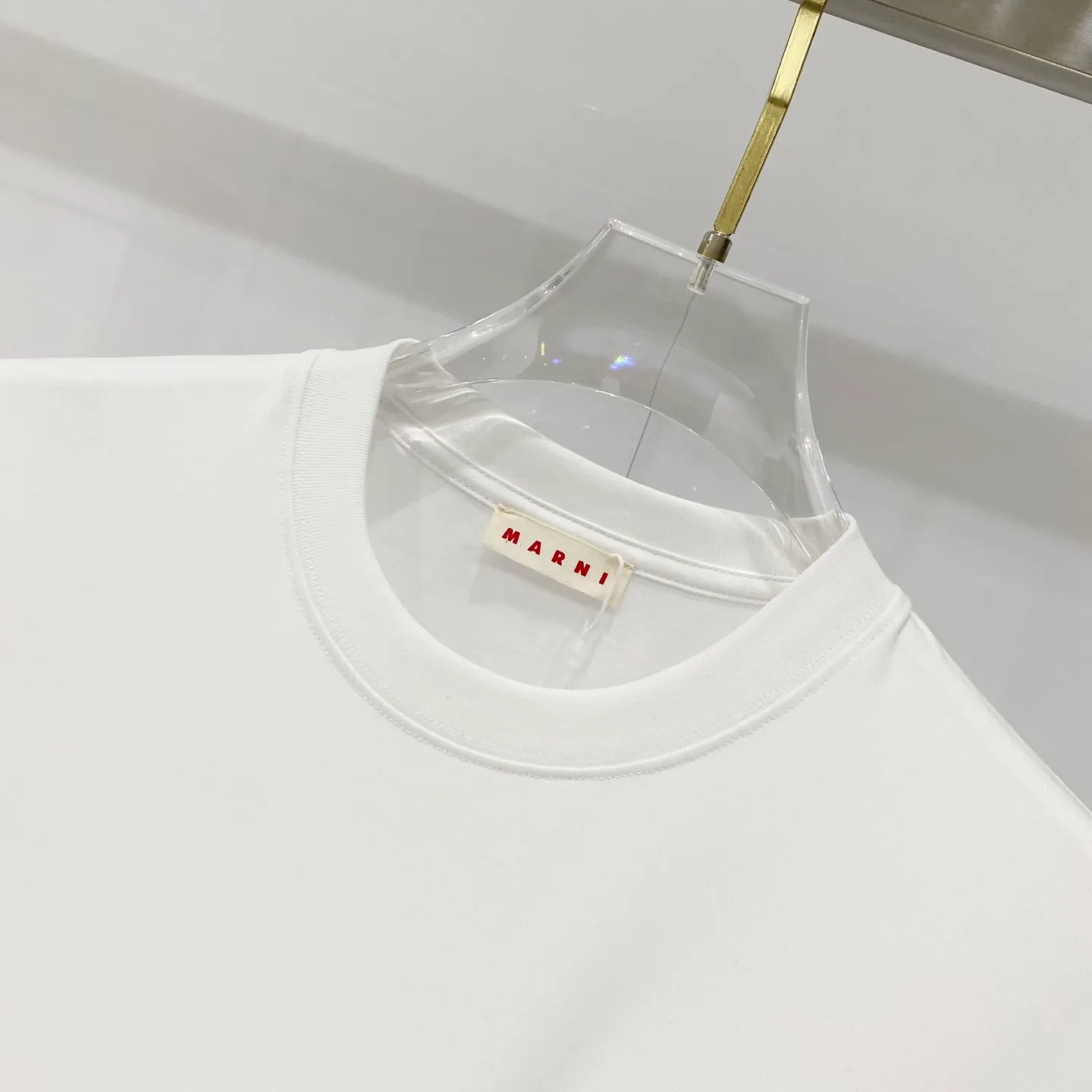 MARNI/Mani - pure cotton 260g round neck T-shirt, simple chest patch stitching, small label letter LOGO printing, pure quality, original fabric 100% cotton, Versatile fashion, light luxury trend, tag, collar label, wash, three labels complete Size: XS-L Color: Black.White.Gray.