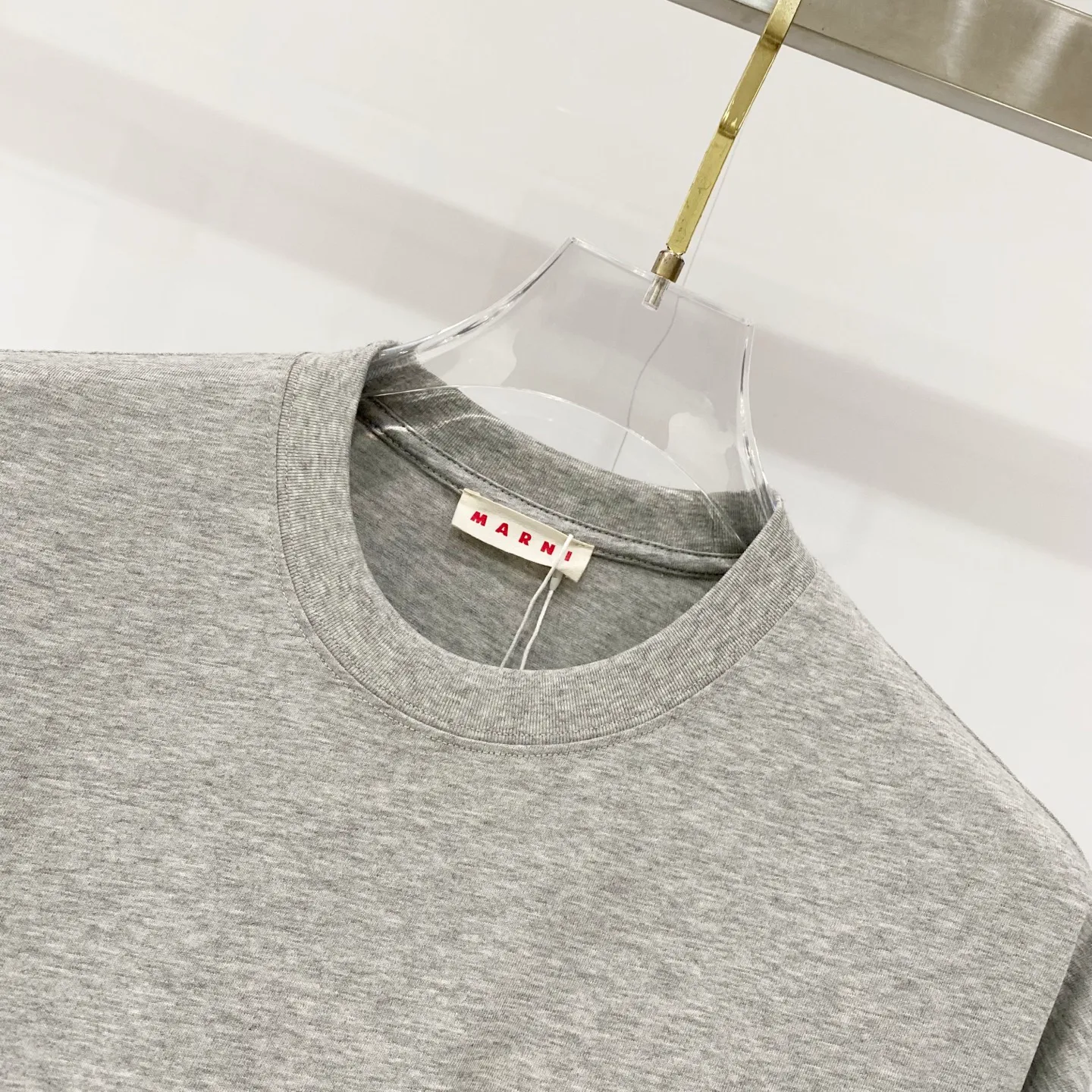 MARNI/Mani - pure cotton 260g round neck T-shirt, simple chest patch stitching, small label letter LOGO printing, pure quality, original fabric 100% cotton, Versatile fashion, light luxury trend, tag, collar label, wash, three labels complete Size: XS-L Color: Black.White.Gray.