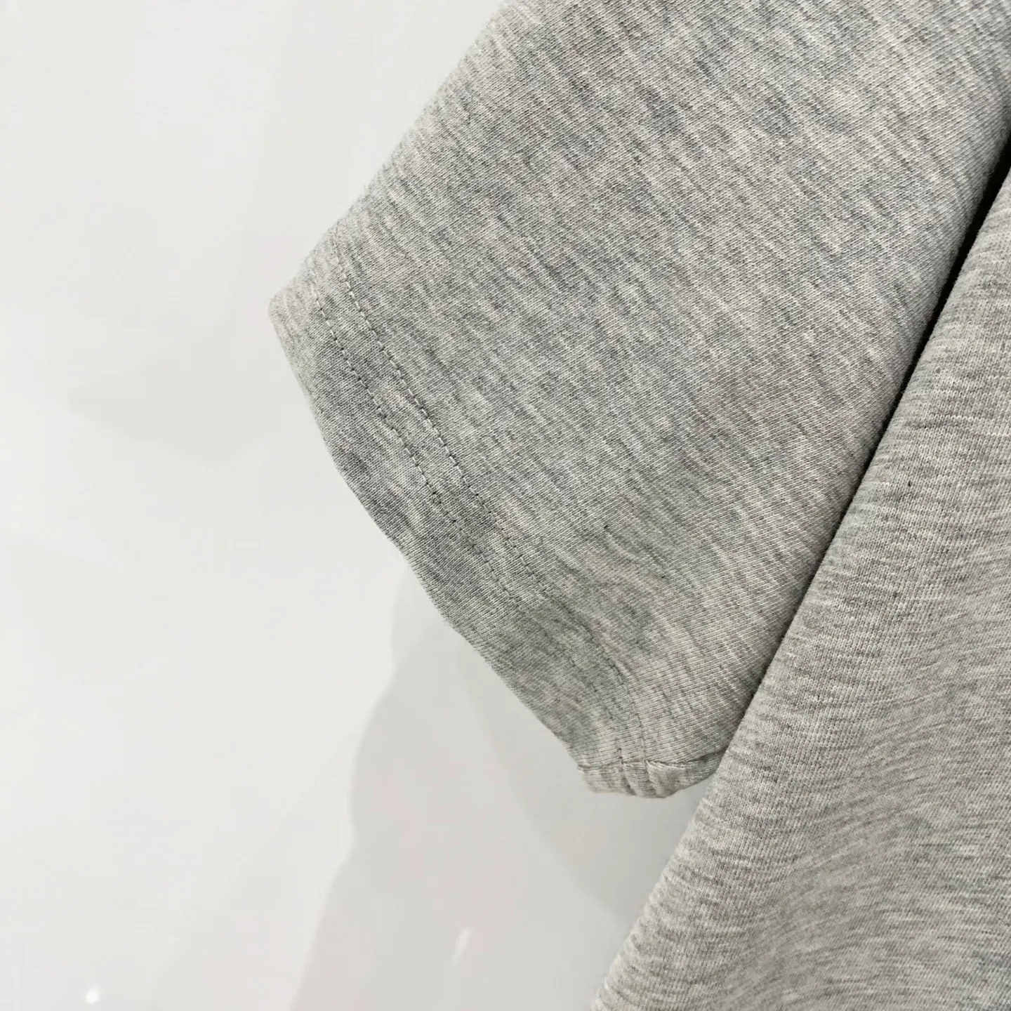 MARNI/Mani - pure cotton 260g round neck T-shirt, simple chest patch stitching, small label letter LOGO printing, pure quality, original fabric 100% cotton, Versatile fashion, light luxury trend, tag, collar label, wash, three labels complete Size: XS-L Color: Black.White.Gray.