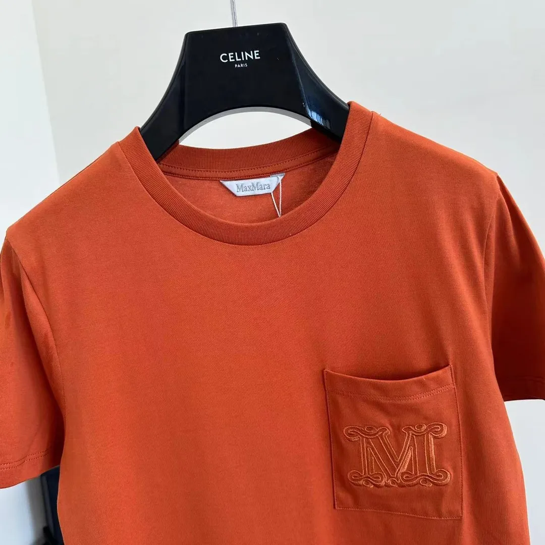 Max Mar*/Max Mara New Arrival pocket embroidered short-sleeved T-shirt Size: S/M/L 100% pure cotton fabric, highly breathable and soft overall. The texture is more prominent, and the full cotton texture causes extreme comfort. The front chest craftsmanship is the most exquisite, and the three-dimensional embroidery on the front panel is fashionable. With the blessing of imported machines, it is super high-end and has a full sense of quality. Young and energetic, trendy!