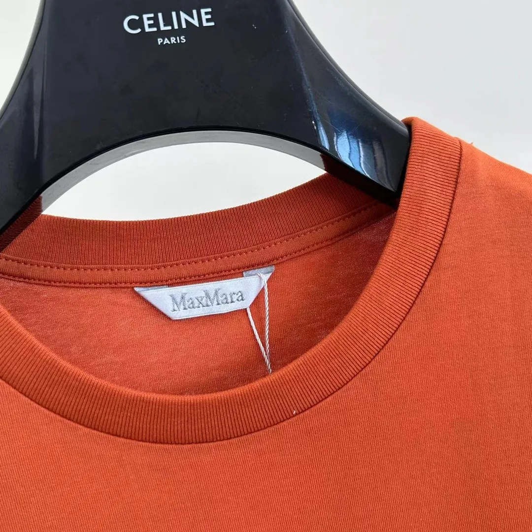 Max Mar*/Max Mara New Arrival pocket embroidered short-sleeved T-shirt Size: S/M/L 100% pure cotton fabric, highly breathable and soft overall. The texture is more prominent, and the full cotton texture causes extreme comfort. The front chest craftsmanship is the most exquisite, and the three-dimensional embroidery on the front panel is fashionable. With the blessing of imported machines, it is super high-end and has a full sense of quality. Young and energetic, trendy!