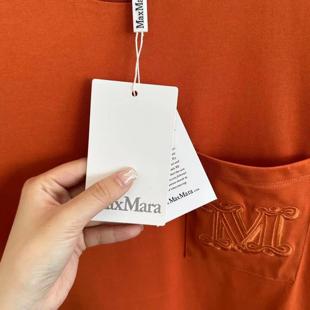 Max Mar*/Max Mara New Arrival pocket embroidered short-sleeved T-shirt Size: S/M/L 100% pure cotton fabric, highly breathable and soft overall. The texture is more prominent, and the full cotton texture causes extreme comfort. The front chest craftsmanship is the most exquisite, and the three-dimensional embroidery on the front panel is fashionable. With the blessing of imported machines, it is super high-end and has a full sense of quality. Young and energetic, trendy!