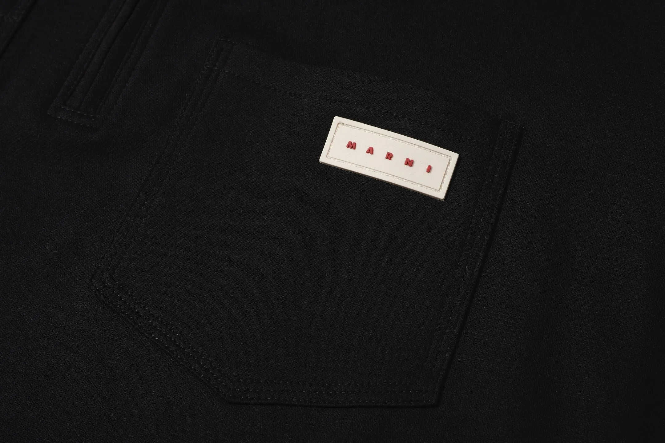Black In Stock 🚨 3273#Marni Double pocket zipper POLO short-sleeved T-shirt Black 46 yards 48 yards 50 yards 52 yards Product number: 3273#18017011