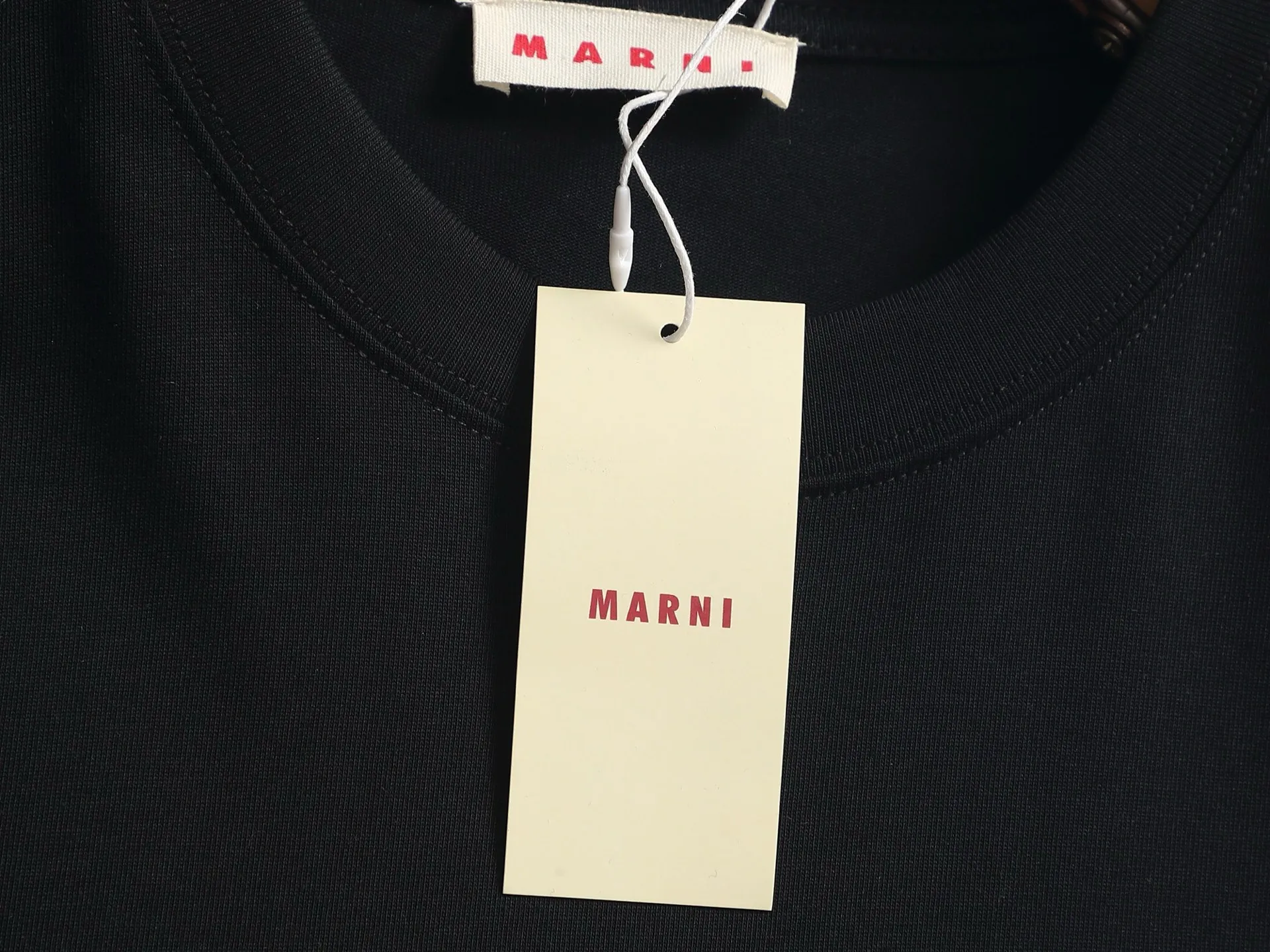 MARNl 260g knitted short-sleeved, exquisitely upgraded with large logo, inspired by the Retro print of the 1980s. Original fabric. Official Same Style short-sleeved T-shirt. Same vat dyed fabric. Very comfortable to the touch. Latest brick cabinet synchronization for spring and summer. Fashionable and personalized. Super Versatile and good-looking. Very suitable for both men and women. A must-have for everyone. Hang tag. Collar label. Washed wheat. Complete with three labels. Color: Black White Size: XS S M L