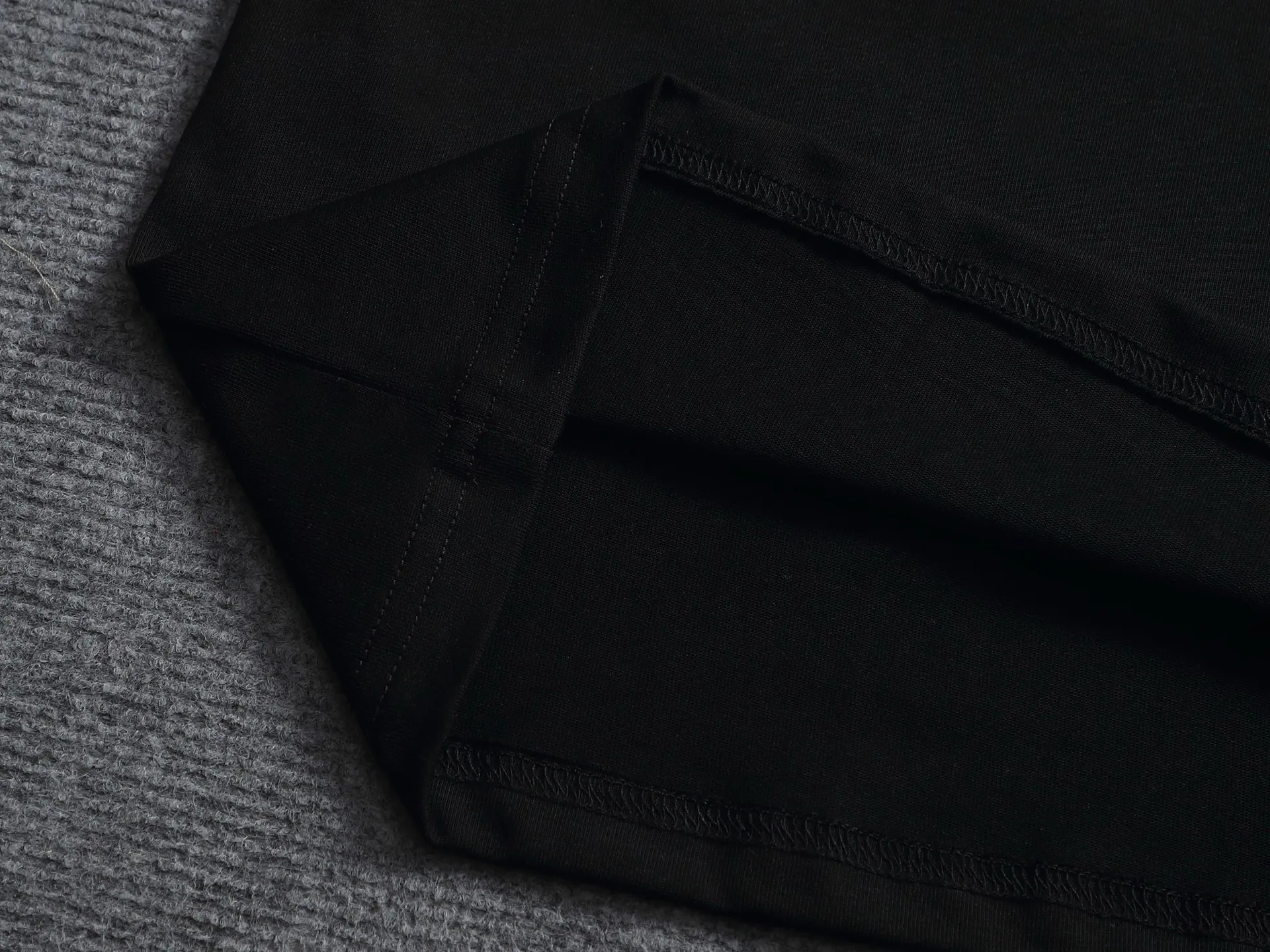 MARNl 260g knitted short-sleeved, exquisitely upgraded with large logo, inspired by the Retro print of the 1980s. Original fabric. Official Same Style short-sleeved T-shirt. Same vat dyed fabric. Very comfortable to the touch. Latest brick cabinet synchronization for spring and summer. Fashionable and personalized. Super Versatile and good-looking. Very suitable for both men and women. A must-have for everyone. Hang tag. Collar label. Washed wheat. Complete with three labels. Color: Black White Size: XS S M L