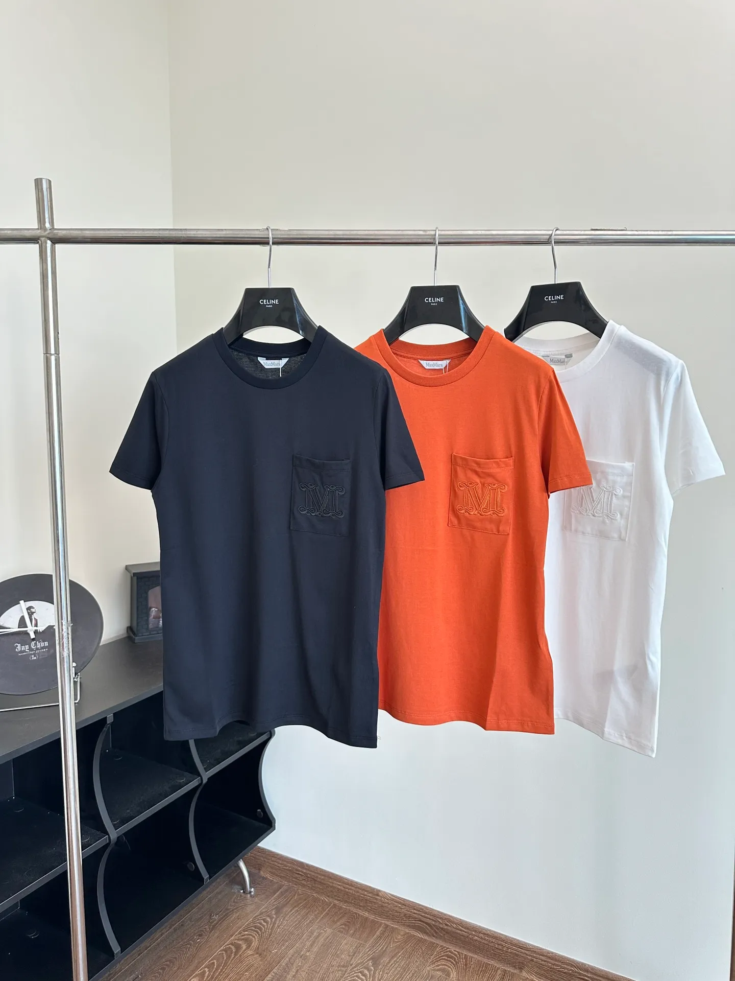 Max Mar*/Max Mara New Arrival pocket embroidered short-sleeved T-shirt Size: S/M/L 100% pure cotton fabric, highly breathable and soft overall. The texture is more prominent, and the full cotton texture causes extreme comfort. The front chest craftsmanship is the most exquisite, and the three-dimensional embroidery on the front panel is fashionable. With the blessing of imported machines, it is super high-end and has a full sense of quality. Young and energetic, trendy!