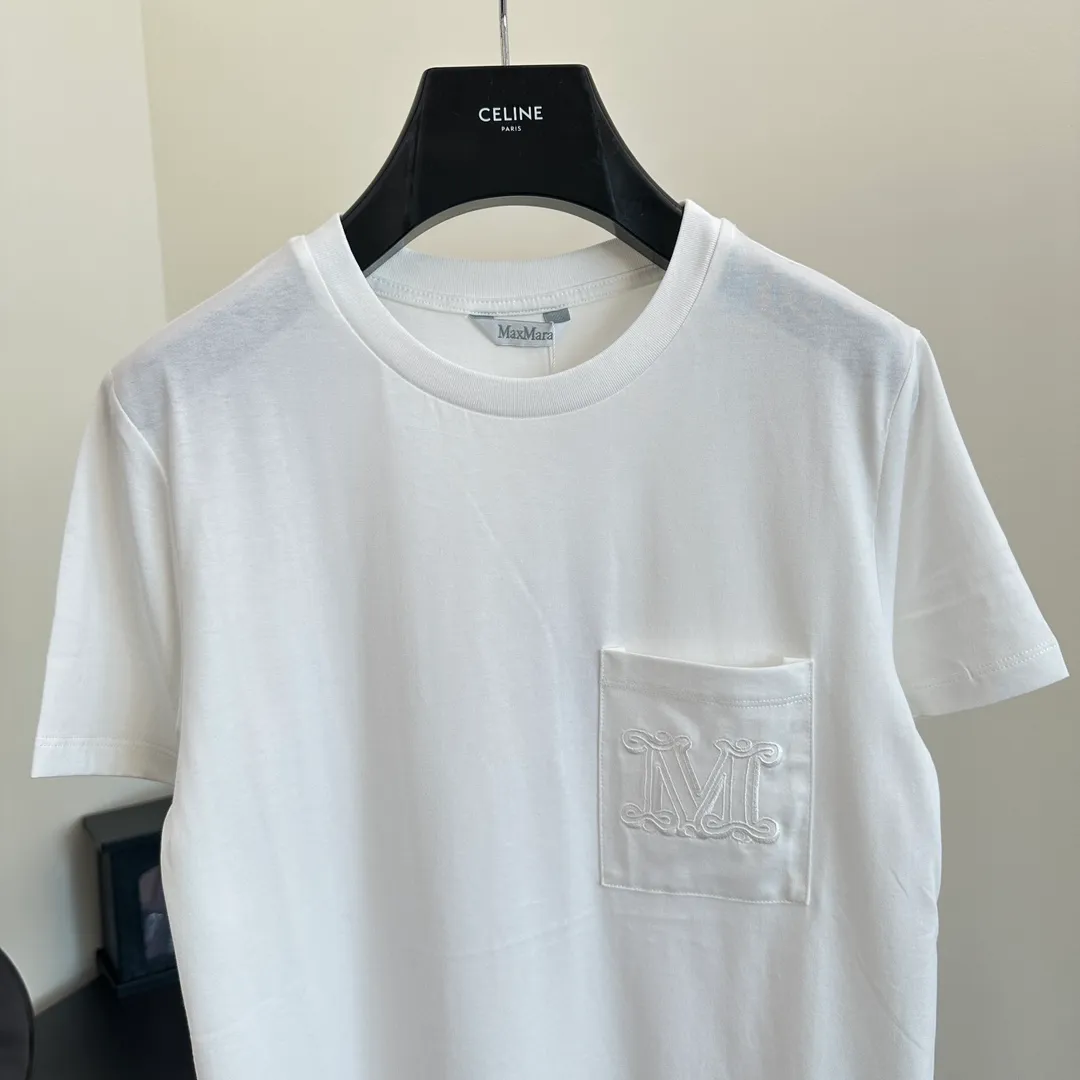 Max Mar*/Max Mara New Arrival pocket embroidered short-sleeved T-shirt Size: S/M/L 100% pure cotton fabric, highly breathable and soft overall. The texture is more prominent, and the full cotton texture causes extreme comfort. The front chest craftsmanship is the most exquisite, and the three-dimensional embroidery on the front panel is fashionable. With the blessing of imported machines, it is super high-end and has a full sense of quality. Young and energetic, trendy!