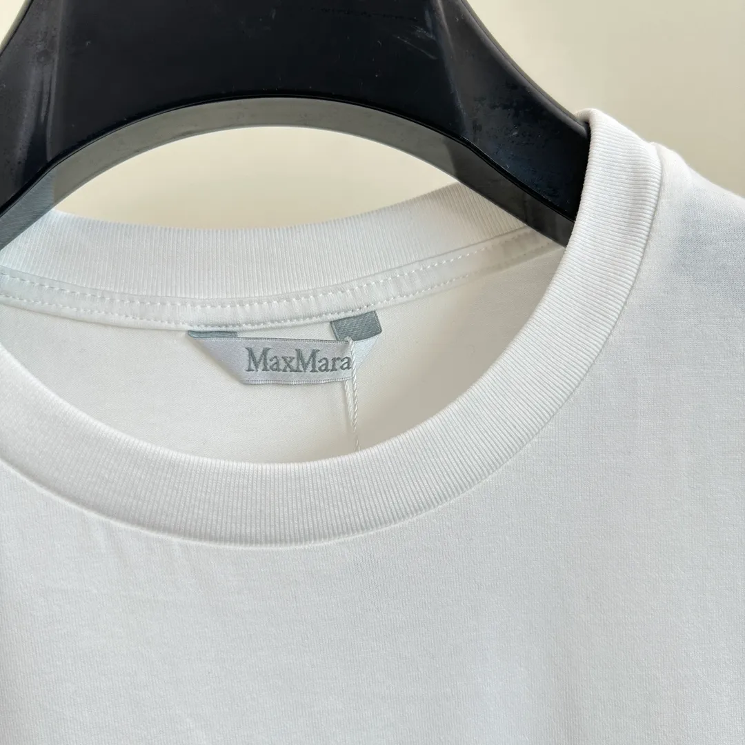 Max Mar*/Max Mara New Arrival pocket embroidered short-sleeved T-shirt Size: S/M/L 100% pure cotton fabric, highly breathable and soft overall. The texture is more prominent, and the full cotton texture causes extreme comfort. The front chest craftsmanship is the most exquisite, and the three-dimensional embroidery on the front panel is fashionable. With the blessing of imported machines, it is super high-end and has a full sense of quality. Young and energetic, trendy!