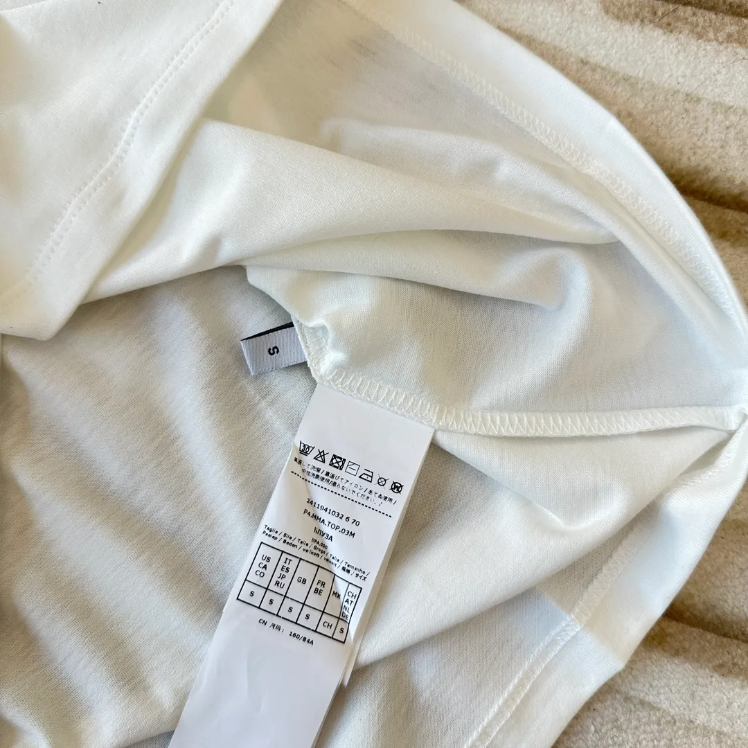 Max Mar*/Max Mara New Arrival pocket embroidered short-sleeved T-shirt Size: S/M/L 100% pure cotton fabric, highly breathable and soft overall. The texture is more prominent, and the full cotton texture causes extreme comfort. The front chest craftsmanship is the most exquisite, and the three-dimensional embroidery on the front panel is fashionable. With the blessing of imported machines, it is super high-end and has a full sense of quality. Young and energetic, trendy!