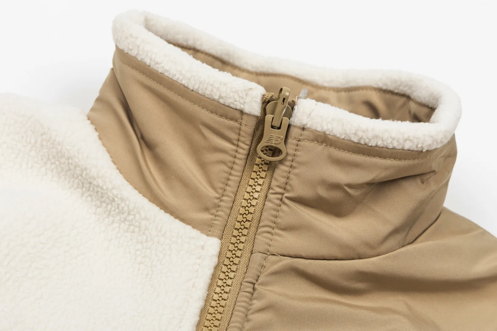 NB×JHI co-branded lamb wool reversible jacket. It comes from the original factory in Classic Black and Khaki colors. It is the most popular color scheme this year. It is a hard-to-find product with various broken codes. Classic lamb wool double-sided stand-collar jacket, stir-fried chicken Versatile. It is reversible. One side is made of this year's most popular lamb wool fabric. The front and rear woven splicing parts have LOGO prints. The embroidered LOGO on the lower part of the back is also very recognizable. The other side is made of customer-supplied woven fabric. There are also eye-catching logos on the chest and back. There is a stand-up collar with eye-catching co-branded embroidery logo on the right shoulder. It is warm and windproof. It has a loose version, three-dimensional tailoring, and the upper body effect is amazing! Same style for men and women, usually S for girls, if you like the oversize effect, you can choose a size up, a popular one! Everyone can buy it with confidence! Item No.: 89013 Color: Black White Size: S-3XL