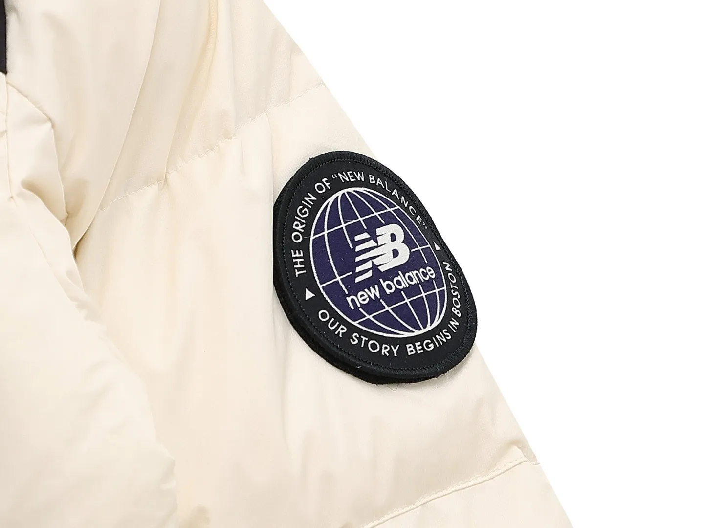 Top version Color: Beige sizi: See the last picture New Balance/New Balance Velcro Medal Couple Down Jacket Xiaohongshu Hot Sale! Counter synchronization, the highest version on the market! ! Cabinet version 💰 Feel free to compare the real shot details! The Classic Versatile model has a loose and slim upper body, premium fabrics, detachable badges on the hood and sleeves, and custom zipper molding, with perfectly reproduced details! The interior is designed with a double-layer anti-down liner, filled with white duck down, and 350g of down. It is very fluffy, and the most important thing is that it has strong warmth retention. It can be used in the north and south without stress in the winter! The cuffs have NB 3m reflective logo, all the small details are 1:1, and are extremely warm. It is suitable for men and women. Highly recommended🔥