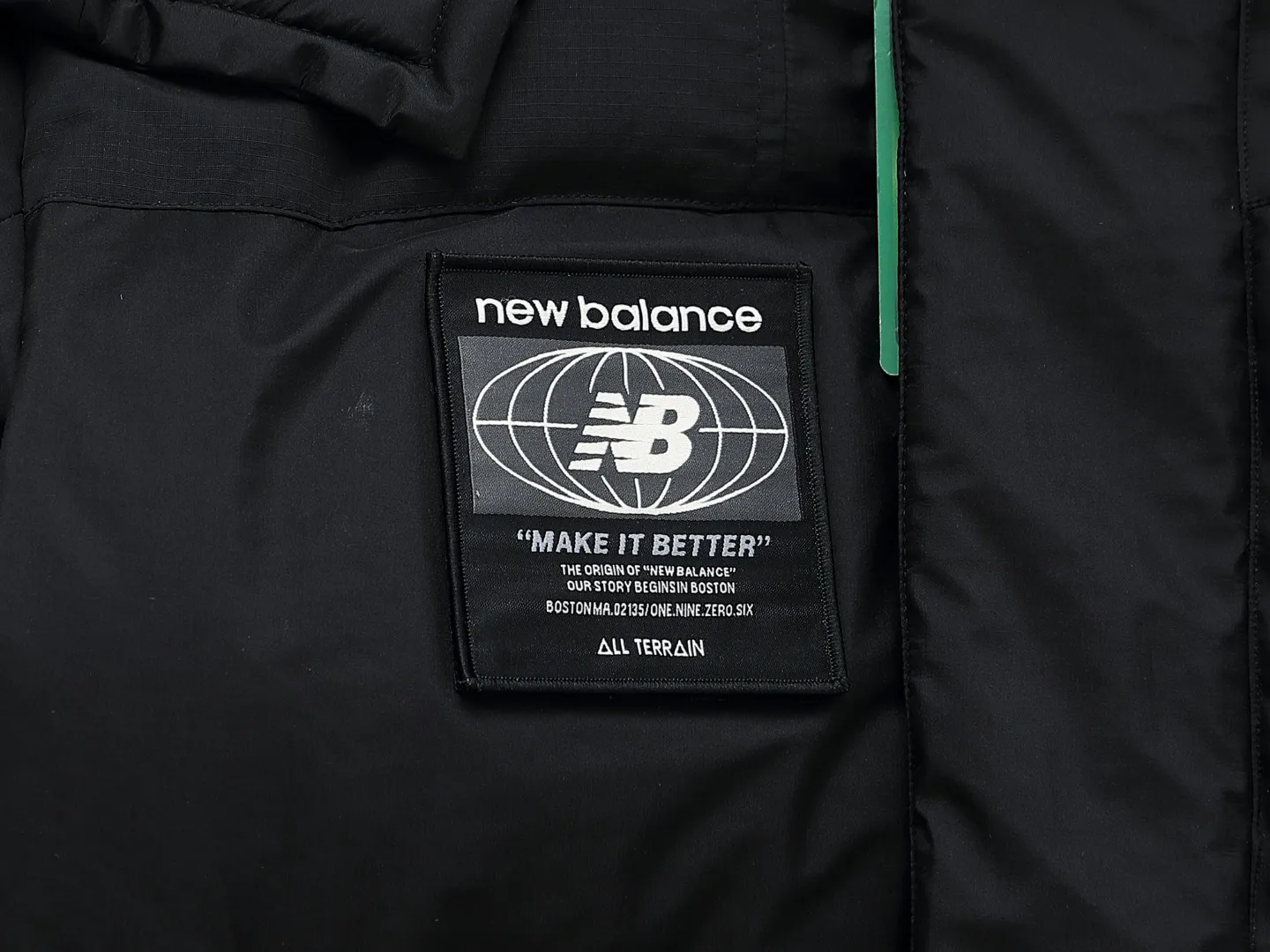 Top version Color: Black sizi: See the last picture New Balance/New Balance Velcro Medal Couple Down Jacket Xiaohongshu Hot Sale! Counter synchronization, the highest version on the market! ! Cabinet version 💰 Feel free to compare the real shot details! The Classic Versatile model has a loose and slim upper body, premium fabrics, detachable badges on the hood and sleeves, and custom zipper molding, with perfectly reproduced details! The interior is designed with a double-layer anti-down liner, filled with white duck down, and 350g of down. It is very fluffy, and the most important thing is that it has strong warmth retention. It can be used in the north and south without stress in the winter! The cuffs have NB 3m reflective logo, all the small details are 1:1, and are extremely warm. It is suitable for men and women. Highly recommended🔥