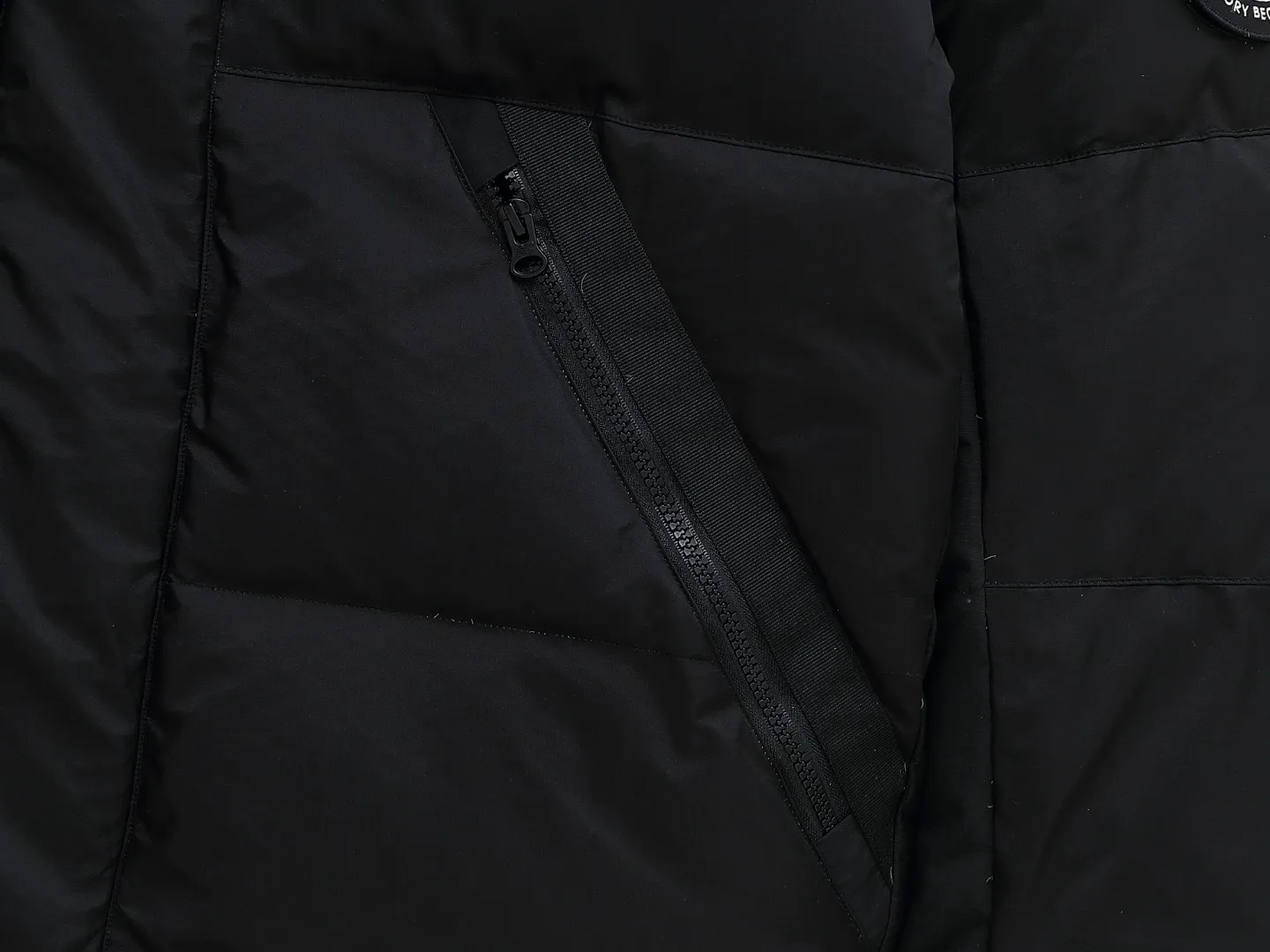 Top version Color: Black sizi: See the last picture New Balance/New Balance Velcro Medal Couple Down Jacket Xiaohongshu Hot Sale! Counter synchronization, the highest version on the market! ! Cabinet version 💰 Feel free to compare the real shot details! The Classic Versatile model has a loose and slim upper body, premium fabrics, detachable badges on the hood and sleeves, and custom zipper molding, with perfectly reproduced details! The interior is designed with a double-layer anti-down liner, filled with white duck down, and 350g of down. It is very fluffy, and the most important thing is that it has strong warmth retention. It can be used in the north and south without stress in the winter! The cuffs have NB 3m reflective logo, all the small details are 1:1, and are extremely warm. It is suitable for men and women. Highly recommended🔥