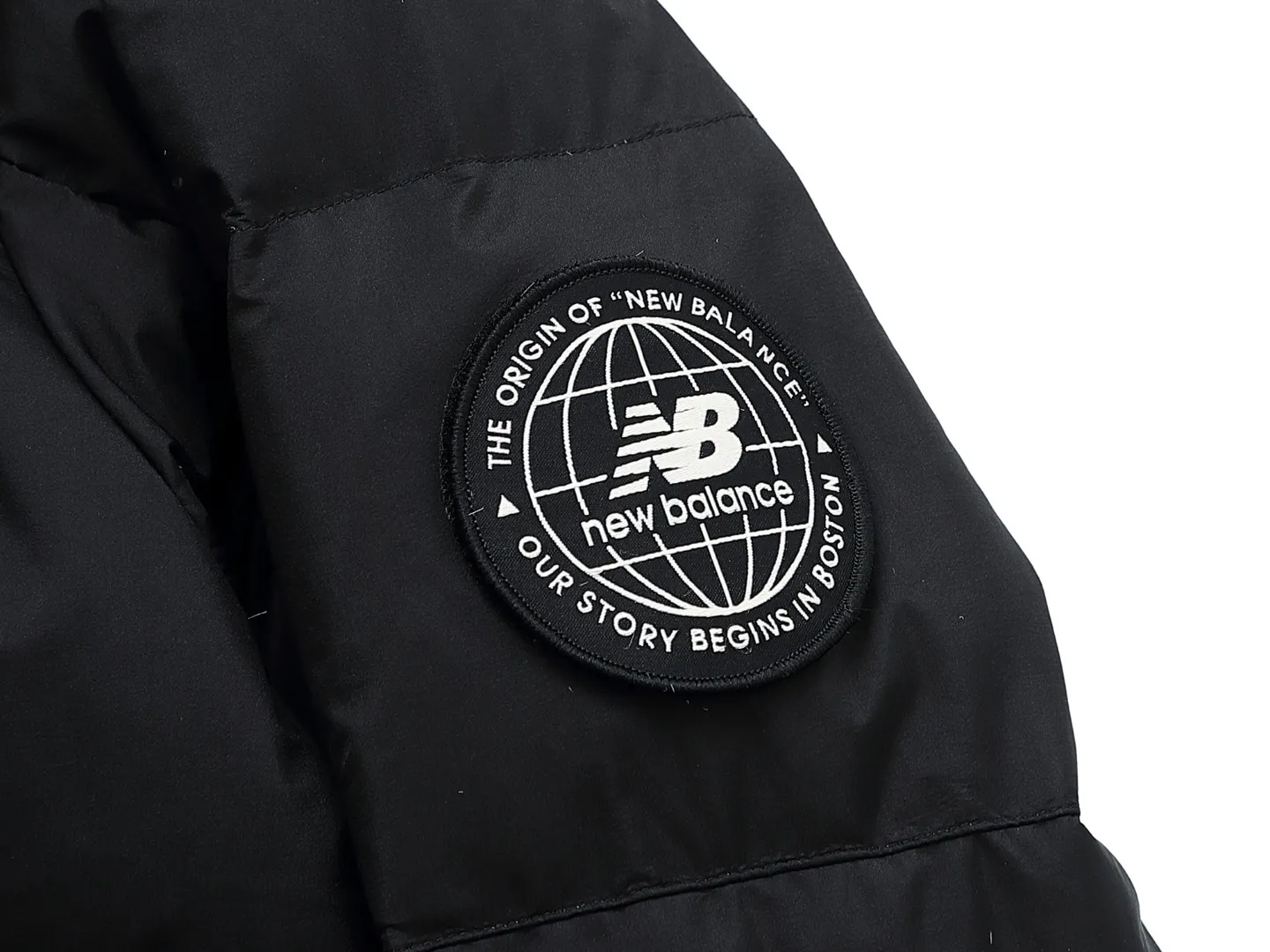Top version Color: Black sizi: See the last picture New Balance/New Balance Velcro Medal Couple Down Jacket Xiaohongshu Hot Sale! Counter synchronization, the highest version on the market! ! Cabinet version 💰 Feel free to compare the real shot details! The Classic Versatile model has a loose and slim upper body, premium fabrics, detachable badges on the hood and sleeves, and custom zipper molding, with perfectly reproduced details! The interior is designed with a double-layer anti-down liner, filled with white duck down, and 350g of down. It is very fluffy, and the most important thing is that it has strong warmth retention. It can be used in the north and south without stress in the winter! The cuffs have NB 3m reflective logo, all the small details are 1:1, and are extremely warm. It is suitable for men and women. Highly recommended🔥