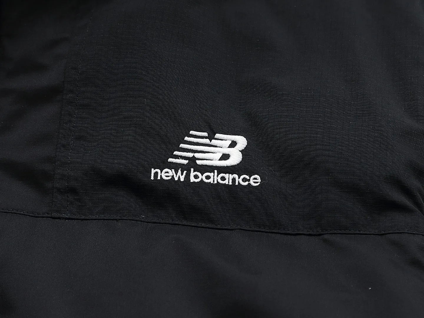 Top version Color: Black sizi: See the last picture New Balance/New Balance Velcro Medal Couple Down Jacket Xiaohongshu Hot Sale! Counter synchronization, the highest version on the market! ! Cabinet version 💰 Feel free to compare the real shot details! The Classic Versatile model has a loose and slim upper body, premium fabrics, detachable badges on the hood and sleeves, and custom zipper molding, with perfectly reproduced details! The interior is designed with a double-layer anti-down liner, filled with white duck down, and 350g of down. It is very fluffy, and the most important thing is that it has strong warmth retention. It can be used in the north and south without stress in the winter! The cuffs have NB 3m reflective logo, all the small details are 1:1, and are extremely warm. It is suitable for men and women. Highly recommended🔥