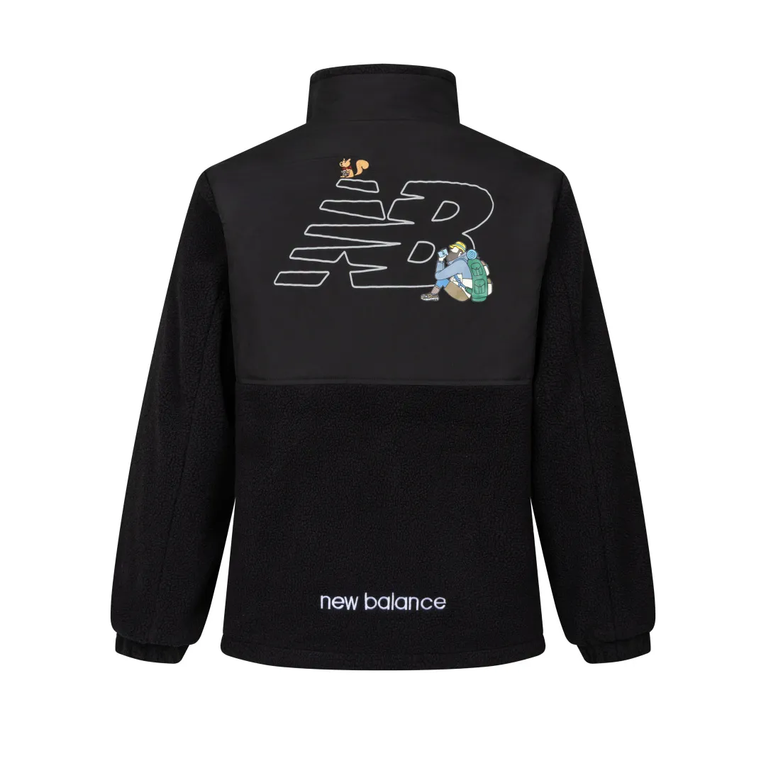 NB×JHI co-branded lamb wool reversible jacket. It comes from the original factory in Classic Black and Khaki colors. It is the most popular color scheme this year. It is a hard-to-find product with various broken codes. Classic lamb wool double-sided stand-collar jacket, stir-fried chicken Versatile. It is reversible. One side is made of this year's most popular lamb wool fabric. The front and rear woven splicing parts have LOGO prints. The embroidered LOGO on the lower part of the back is also very recognizable. The other side is made of customer-supplied woven fabric. There are also eye-catching logos on the chest and back. There is a stand-up collar with eye-catching co-branded embroidery logo on the right shoulder. It is warm and windproof. It has a loose version, three-dimensional tailoring, and the upper body effect is amazing! Same style for men and women, usually S for girls, if you like the oversize effect, you can choose a size up, a popular one! Everyone can buy it with confidence! Item No.: 89013 Color: Black White Size: S-3XL