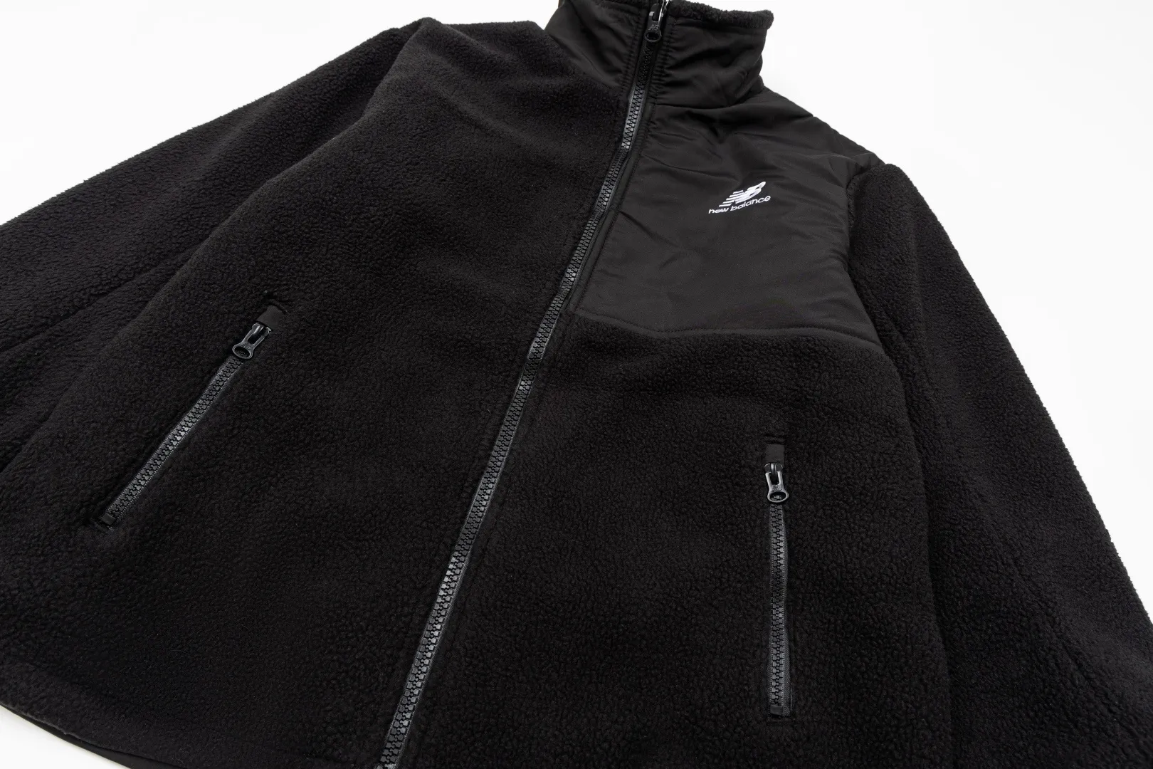 NB×JHI co-branded lamb wool reversible jacket. It comes from the original factory in Classic Black and Khaki colors. It is the most popular color scheme this year. It is a hard-to-find product with various broken codes. Classic lamb wool double-sided stand-collar jacket, stir-fried chicken Versatile. It is reversible. One side is made of this year's most popular lamb wool fabric. The front and rear woven splicing parts have LOGO prints. The embroidered LOGO on the lower part of the back is also very recognizable. The other side is made of customer-supplied woven fabric. There are also eye-catching logos on the chest and back. There is a stand-up collar with eye-catching co-branded embroidery logo on the right shoulder. It is warm and windproof. It has a loose version, three-dimensional tailoring, and the upper body effect is amazing! Same style for men and women, usually S for girls, if you like the oversize effect, you can choose a size up, a popular one! Everyone can buy it with confidence! Item No.: 89013 Color: Black White Size: S-3XL