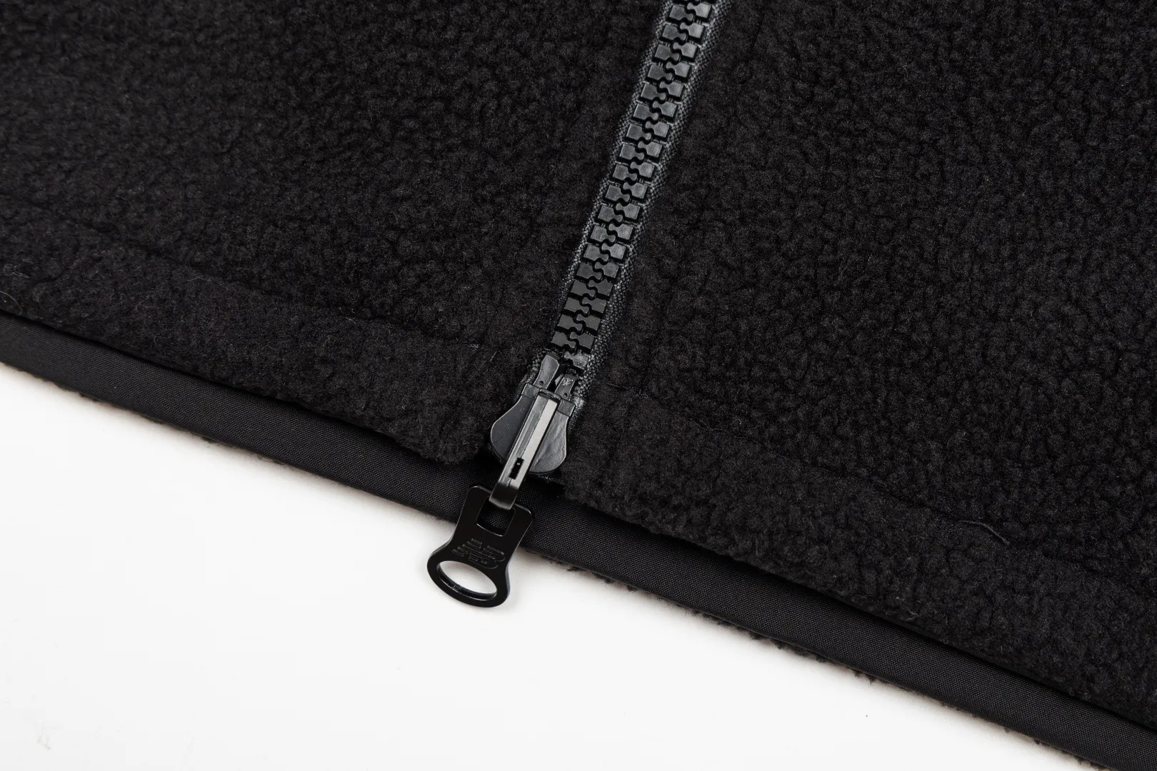 NB×JHI co-branded lamb wool reversible jacket. It comes from the original factory in Classic Black and Khaki colors. It is the most popular color scheme this year. It is a hard-to-find product with various broken codes. Classic lamb wool double-sided stand-collar jacket, stir-fried chicken Versatile. It is reversible. One side is made of this year's most popular lamb wool fabric. The front and rear woven splicing parts have LOGO prints. The embroidered LOGO on the lower part of the back is also very recognizable. The other side is made of customer-supplied woven fabric. There are also eye-catching logos on the chest and back. There is a stand-up collar with eye-catching co-branded embroidery logo on the right shoulder. It is warm and windproof. It has a loose version, three-dimensional tailoring, and the upper body effect is amazing! Same style for men and women, usually S for girls, if you like the oversize effect, you can choose a size up, a popular one! Everyone can buy it with confidence! Item No.: 89013 Color: Black White Size: S-3XL
