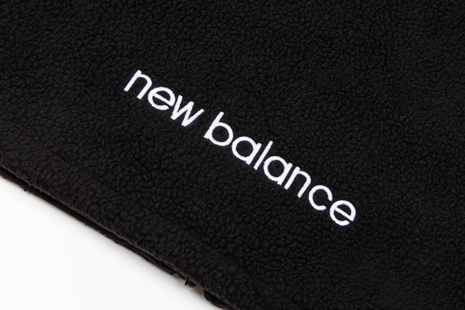 NB×JHI co-branded lamb wool reversible jacket. It comes from the original factory in Classic Black and Khaki colors. It is the most popular color scheme this year. It is a hard-to-find product with various broken codes. Classic lamb wool double-sided stand-collar jacket, stir-fried chicken Versatile. It is reversible. One side is made of this year's most popular lamb wool fabric. The front and rear woven splicing parts have LOGO prints. The embroidered LOGO on the lower part of the back is also very recognizable. The other side is made of customer-supplied woven fabric. There are also eye-catching logos on the chest and back. There is a stand-up collar with eye-catching co-branded embroidery logo on the right shoulder. It is warm and windproof. It has a loose version, three-dimensional tailoring, and the upper body effect is amazing! Same style for men and women, usually S for girls, if you like the oversize effect, you can choose a size up, a popular one! Everyone can buy it with confidence! Item No.: 89013 Color: Black White Size: S-3XL