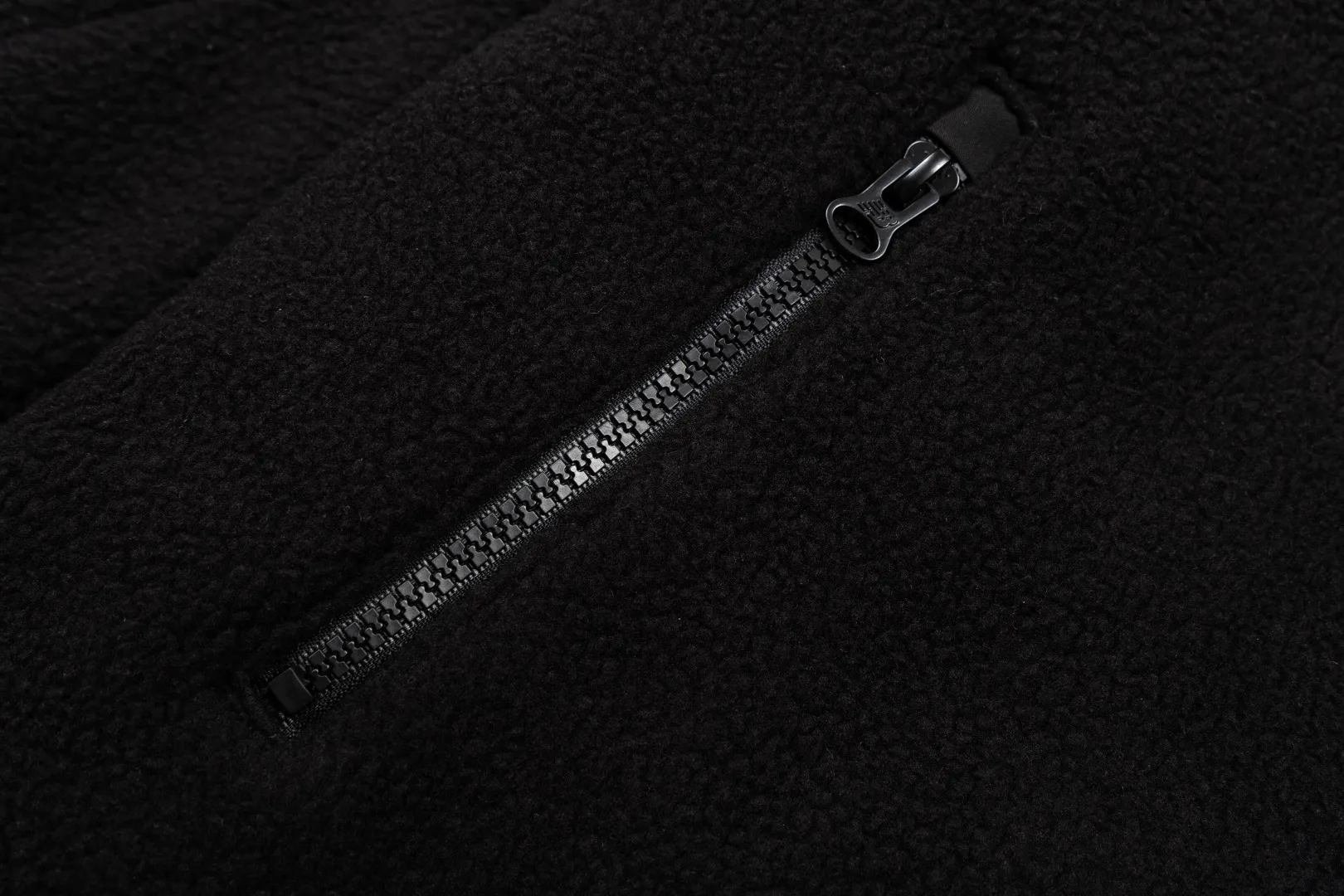 NB×JHI co-branded lamb wool reversible jacket. It comes from the original factory in Classic Black and Khaki colors. It is the most popular color scheme this year. It is a hard-to-find product with various broken codes. Classic lamb wool double-sided stand-collar jacket, stir-fried chicken Versatile. It is reversible. One side is made of this year's most popular lamb wool fabric. The front and rear woven splicing parts have LOGO prints. The embroidered LOGO on the lower part of the back is also very recognizable. The other side is made of customer-supplied woven fabric. There are also eye-catching logos on the chest and back. There is a stand-up collar with eye-catching co-branded embroidery logo on the right shoulder. It is warm and windproof. It has a loose version, three-dimensional tailoring, and the upper body effect is amazing! Same style for men and women, usually S for girls, if you like the oversize effect, you can choose a size up, a popular one! Everyone can buy it with confidence! Item No.: 89013 Color: Black White Size: S-3XL