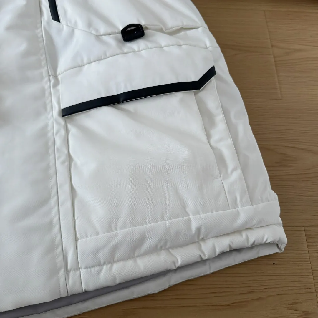 💰P390 Style number: Y 199 NEW BALANCENB mid-length four-pocket large fur collar workwear down jacket Synchronous star Same Style down jacket catwalk model top quality special NB down jacket fabric original zipper mold customization heavyweight three-dimensional slim fit tailoring, the upper body effect of this down jacket is perfect. This down jacket uses a double-layer anti-down liner design, white duck down filling, high fluffy fabric plus R coating process, full coverage, waterproof, windproof, anti-fouling and anti-static. The most important thing is strong warmth, keeping you and your family warm all winter. Men and women Same Style SIZE: XS S M L XL XXL Color: Black White