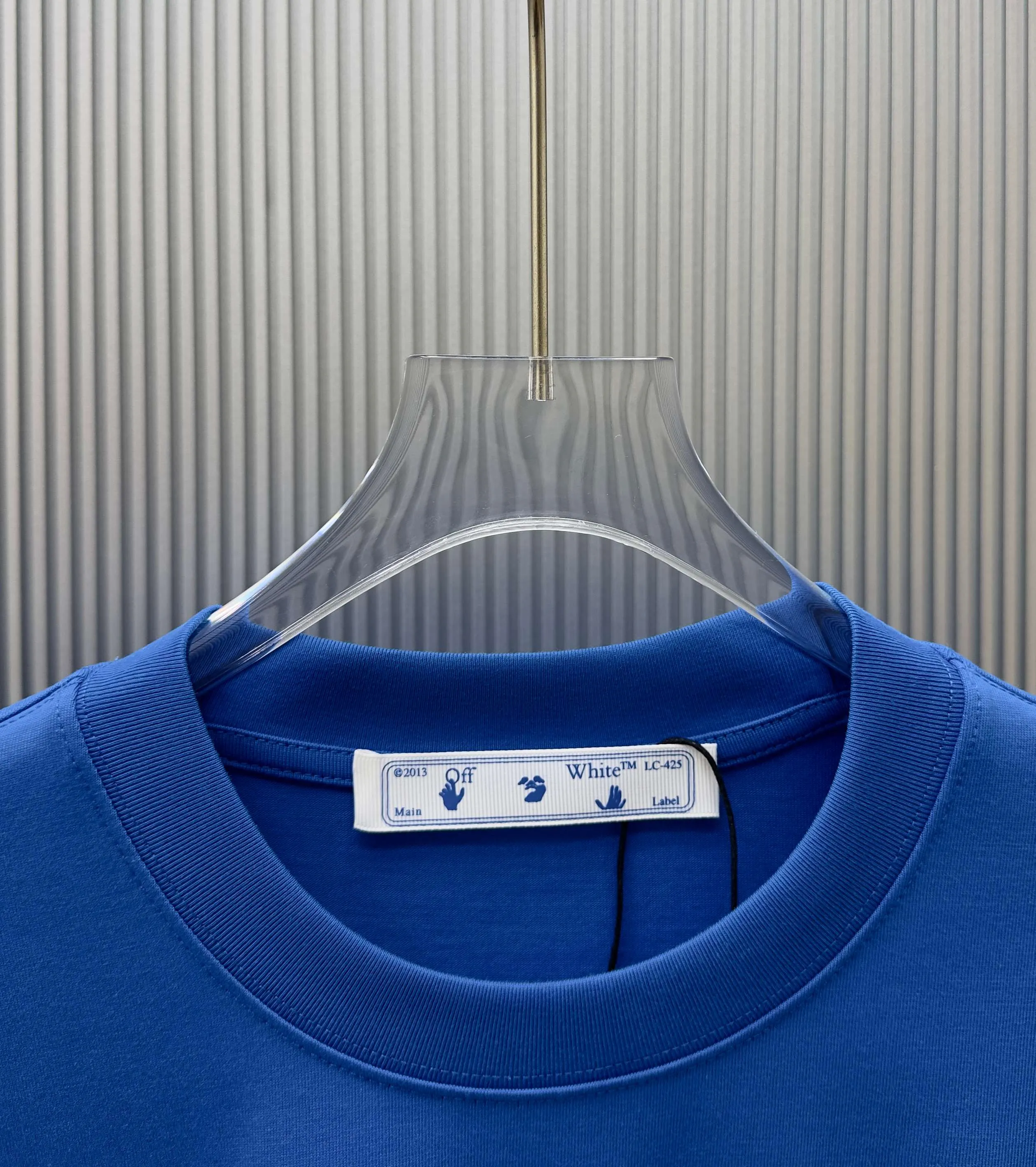 85💰 (Strictly control Quality) Style: off-white short-sleeved T-shirt Fabric: 300g double yarn 100% cotton Rib: 320g Sorona 1*1 trendy brand Process: Printing Color: White Night Blue Cool Blue Blue Floral Gray Black Size: M-4XL No gender distinction Men and women Same Style