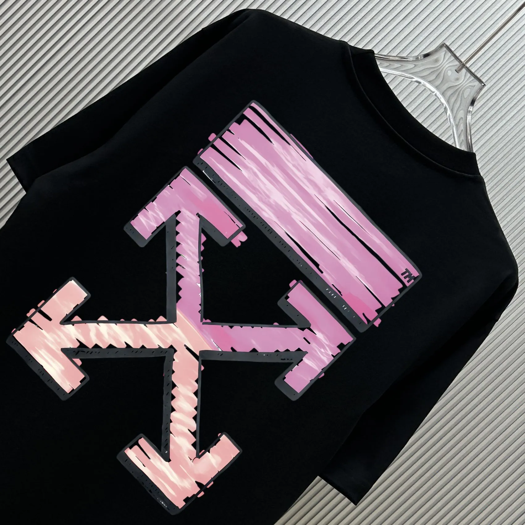 85💰 (Strictly control Quality) Style: off-white short-sleeved T-shirt Fabric: 300g double yarn 100% cotton Rib: 320g Sorona 1*1 trendy brand Process: Printing Color: White Night Blue Cool Blue Blue Floral Gray Black Size: M-4XL No gender distinction Men and women Same Style